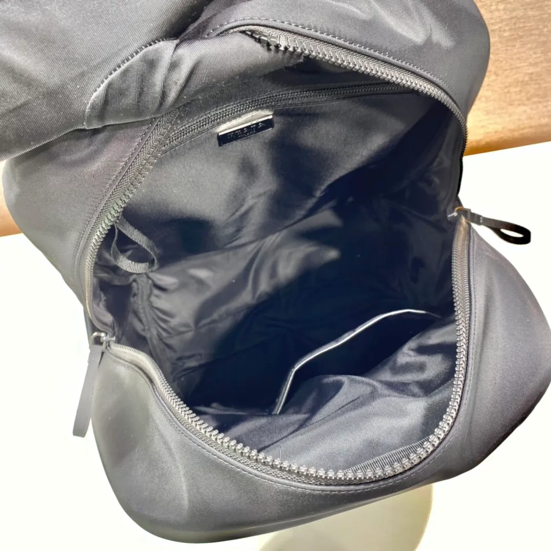 💰1320🎉New Backpack🎉2VZ085🎉🎉 This backpack is made of imported nylon, equipped with spacious external zipper pockets and adjustable shoulder straps, presenting a multi-functional design style. Linea Rossa latex logo label with unique decoration. Fashionable and elegant, worth owning, hurry up and get it🎉🎉 Length 40x Height 43x Bottom 17cm