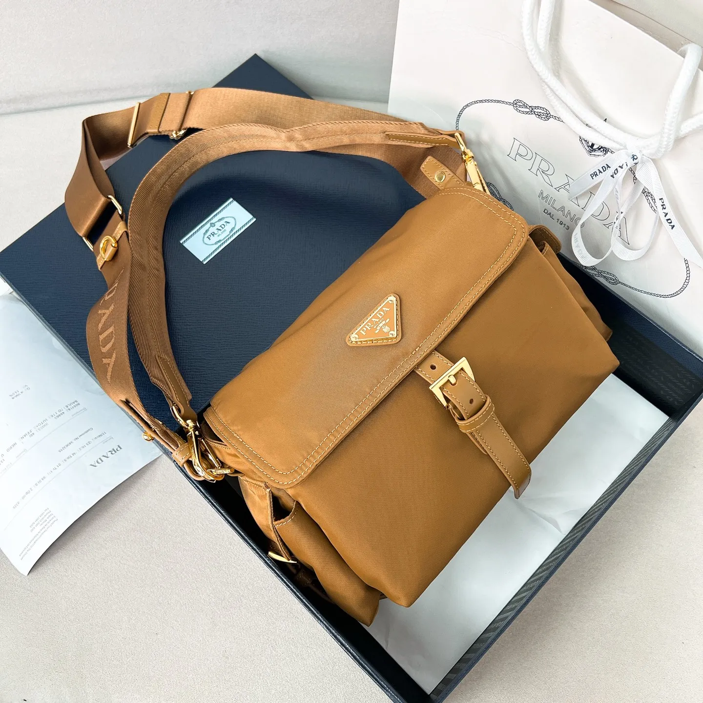 💰1240✨New product debut✨2025 new unisex Explore messenger bag medium size 1BD394, super versatile, good-looking, fashionable and trendy people must buy it! Not only practical, lightweight but also good-looking, with super large capacity. Triangle signature + waterproof parachute nylon. Lightweight and practical design combines sports and versatile elements. Equipped with two detachable and adjustable webbing straps. The fluffy and soft shape goes well with clothes. The multi-pocket design meets the functional needs of traveling and commuting. It is simply great👏... Unisex model for both men and women🉑️ Size: 30*14*10cm Cork color