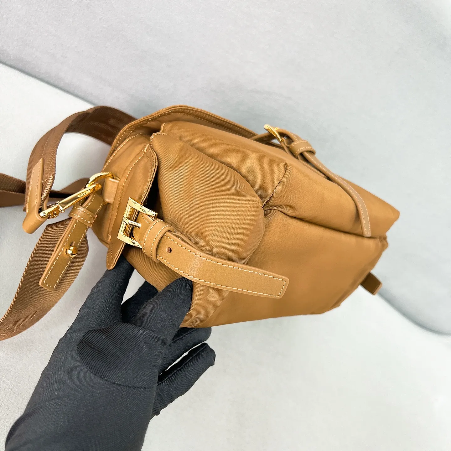 💰1240✨New product debut✨2025 new unisex Explore messenger bag medium size 1BD394, super versatile, good-looking, fashionable and trendy people must buy it! Not only practical, lightweight but also good-looking, with super large capacity. Triangle signature + waterproof parachute nylon. Lightweight and practical design combines sports and versatile elements. Equipped with two detachable and adjustable webbing straps. The fluffy and soft shape goes well with clothes. The multi-pocket design meets the functional needs of traveling and commuting. It is simply great👏... Unisex model for both men and women🉑️ Size: 30*14*10cm Cork color