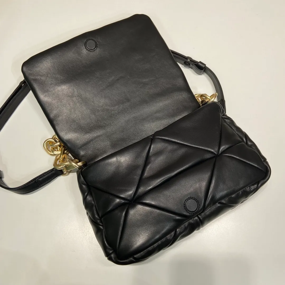 💰1800🎉New style🎉1BD328🎉🎉 This System nappa leather shoulder bag is decorated with a triangular pattern created with gorgeous stitching, highlighting the brand's craftsmanship. The flip cover design, chain handle evokes the association of jewelry/and is detachable. The metal lettering logo on the front is outlined with the iconic triangular stitching, and the brand style is immediately visible. Can be carried by hand/shoulder strap/cross-body, highly functional👍 If you like babies, hurry up and get it🎉🎉 Length 24x Height 15x Bottom 7.5cm🎉🎉🎉👏👏👏
