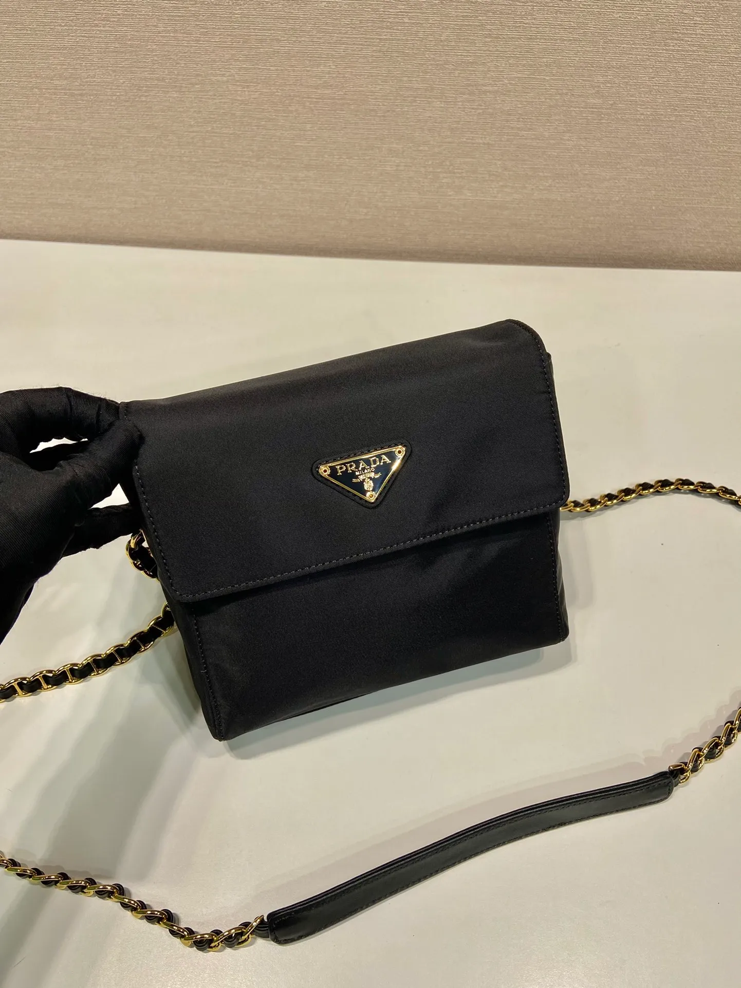 💰920🎉Middle-hand small shoulder bag🎉🎉🎉1BD648🎉🎉 The design of this Vintage middle-aged chain diamond hobo bag is great👏👏 No car grid design. It can be worn on one shoulder or crossbody, and the imported black gold chain is really the eternal theme of vintage😘😘It is simple and elegant, with large capacity and space👍The upper body is particularly trendy, versatile and fashionable. No matter casual or formal, they all have a stable temperament. Hurry up and get it🙊I love this second-hand hobo bag😘😘 Length 18x height 17x bottom 5cm