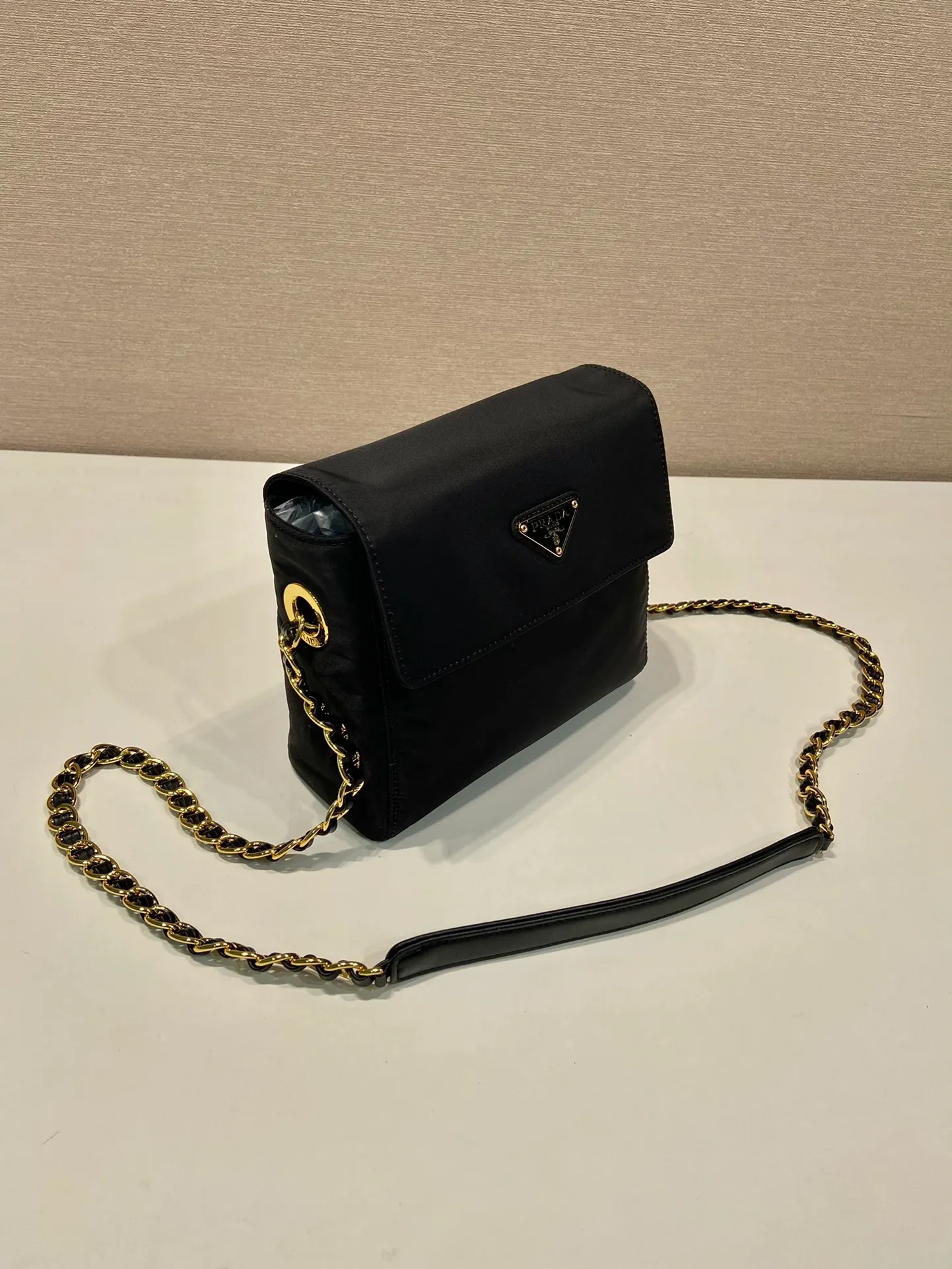 💰920🎉Middle-hand small shoulder bag🎉🎉🎉1BD648🎉🎉 The design of this Vintage middle-aged chain diamond hobo bag is great👏👏 No car grid design. It can be worn on one shoulder or crossbody, and the imported black gold chain is really the eternal theme of vintage😘😘It is simple and elegant, with large capacity and space👍The upper body is particularly trendy, versatile and fashionable. No matter casual or formal, they all have a stable temperament. Hurry up and get it🙊I love this second-hand hobo bag😘😘 Length 18x height 17x bottom 5cm