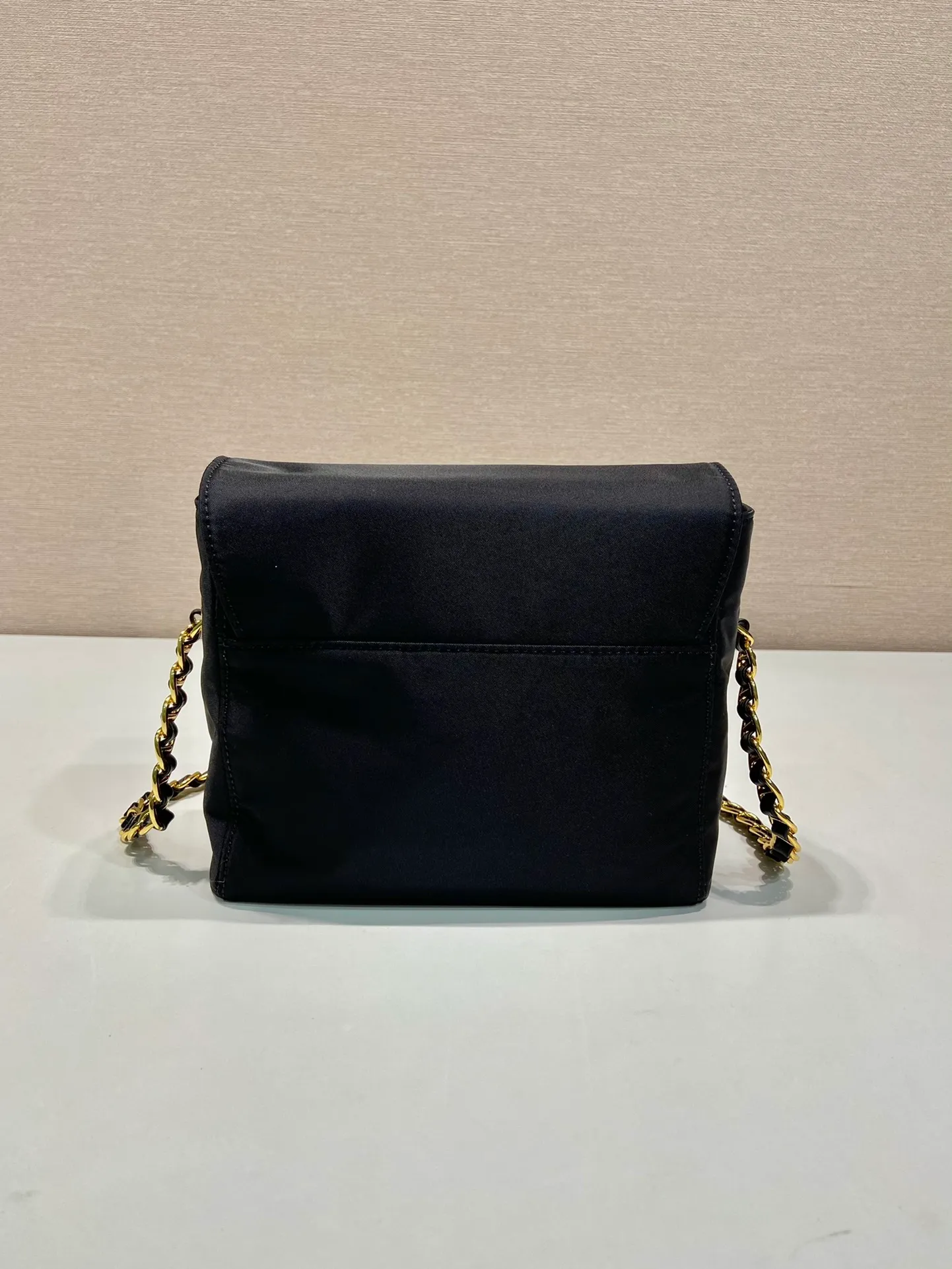 💰920🎉Middle-hand small shoulder bag🎉🎉🎉1BD648🎉🎉 The design of this Vintage middle-aged chain diamond hobo bag is great👏👏 No car grid design. It can be worn on one shoulder or crossbody, and the imported black gold chain is really the eternal theme of vintage😘😘It is simple and elegant, with large capacity and space👍The upper body is particularly trendy, versatile and fashionable. No matter casual or formal, they all have a stable temperament. Hurry up and get it🙊I love this second-hand hobo bag😘😘 Length 18x height 17x bottom 5cm
