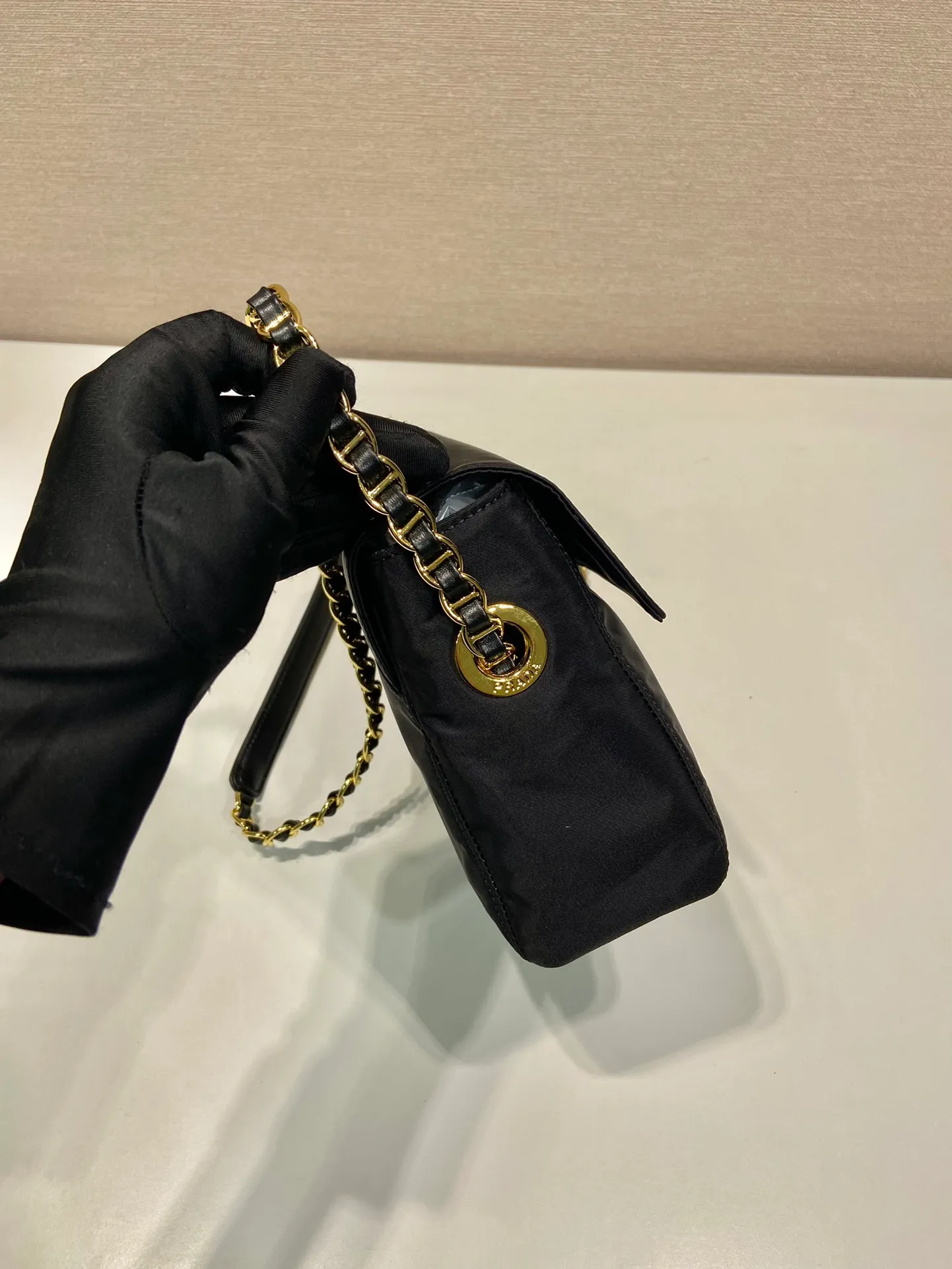 💰920🎉Middle-hand small shoulder bag🎉🎉🎉1BD648🎉🎉 The design of this Vintage middle-aged chain diamond hobo bag is great👏👏 No car grid design. It can be worn on one shoulder or crossbody, and the imported black gold chain is really the eternal theme of vintage😘😘It is simple and elegant, with large capacity and space👍The upper body is particularly trendy, versatile and fashionable. No matter casual or formal, they all have a stable temperament. Hurry up and get it🙊I love this second-hand hobo bag😘😘 Length 18x height 17x bottom 5cm