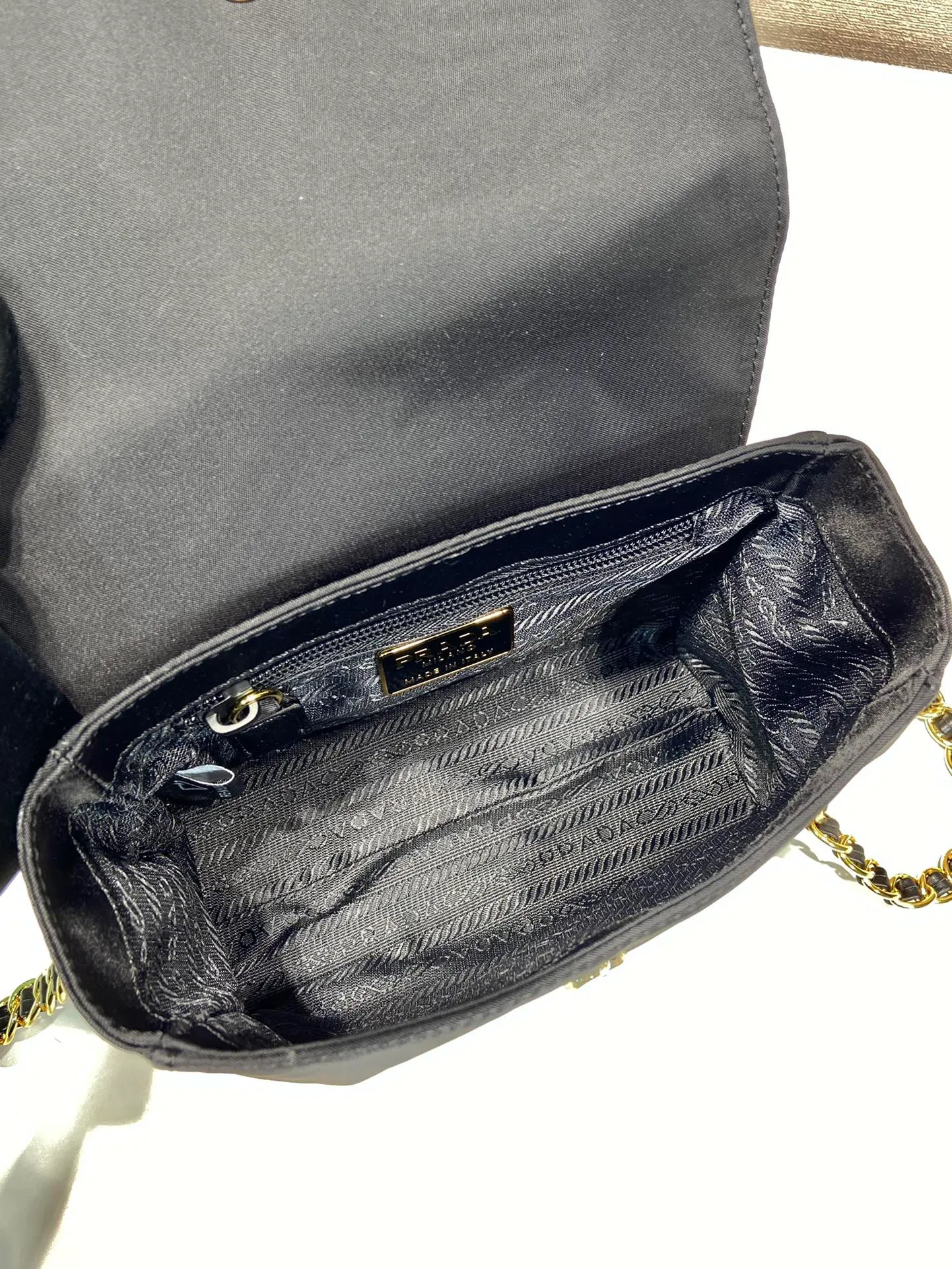 💰920🎉Middle-hand small shoulder bag🎉🎉🎉1BD648🎉🎉 The design of this Vintage middle-aged chain diamond hobo bag is great👏👏 No car grid design. It can be worn on one shoulder or crossbody, and the imported black gold chain is really the eternal theme of vintage😘😘It is simple and elegant, with large capacity and space👍The upper body is particularly trendy, versatile and fashionable. No matter casual or formal, they all have a stable temperament. Hurry up and get it🙊I love this second-hand hobo bag😘😘 Length 18x height 17x bottom 5cm