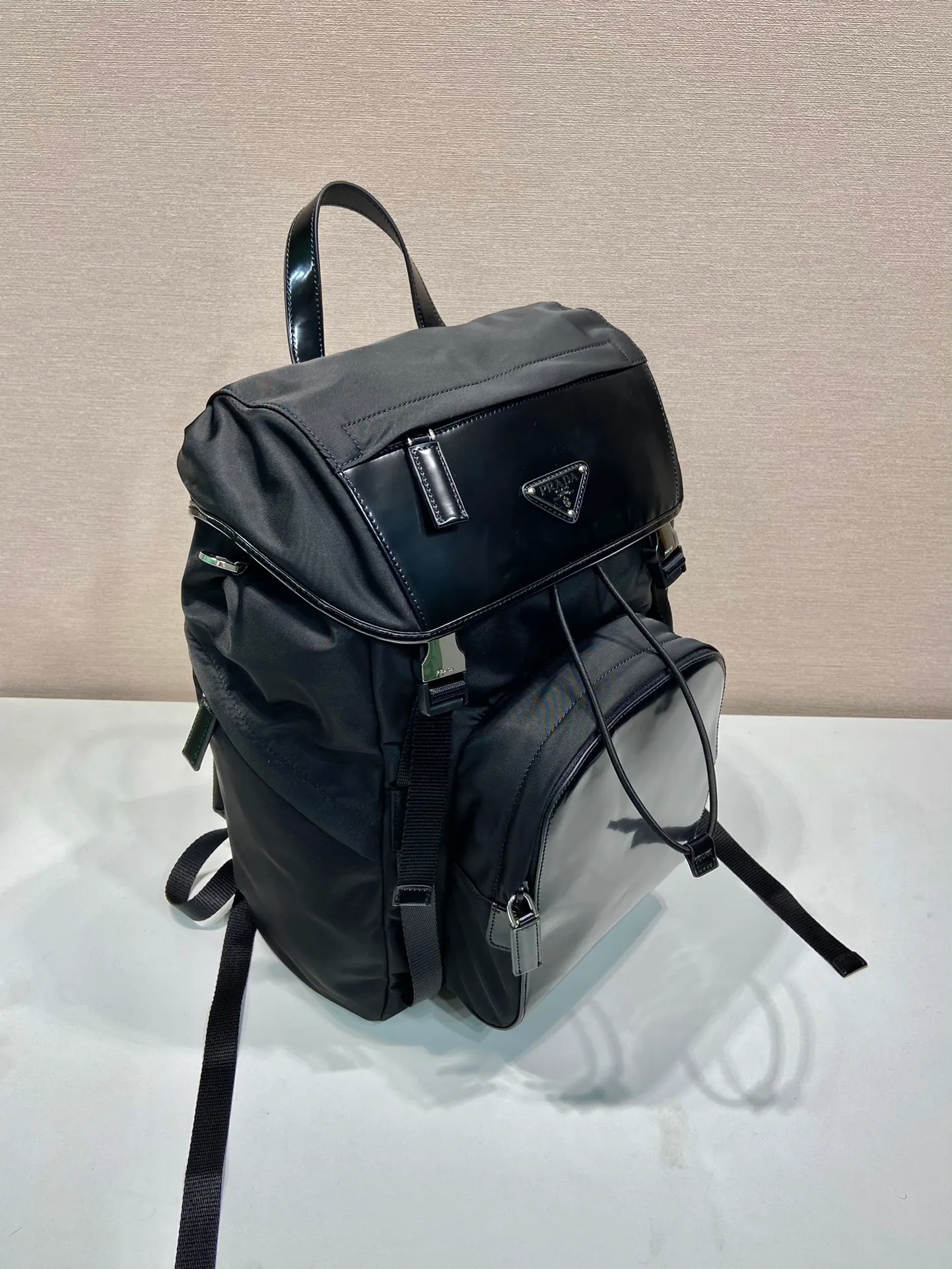 💰1520🎉New backpack🎉2VZ135 glossy/nylon fabric🎉🎉 This backpack combines the innovative regenerated nylon fabric Re-Nylon with glossy leather to highlight contemporary charm. Practical and versatile, it features four exterior zip pockets, adjustable nylon straps and a flap. It is classic and practical, so hurry up and get it, it is another popular style that will never go out of style🎉🎉 Length 27x Height 45x Bottom 7cm