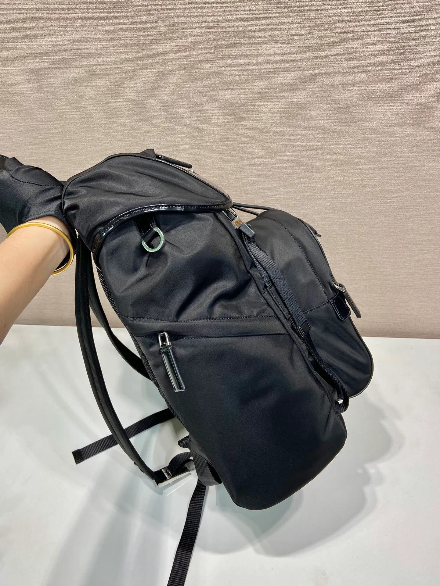 💰1520🎉New backpack🎉2VZ135 glossy/nylon fabric🎉🎉 This backpack combines the innovative regenerated nylon fabric Re-Nylon with glossy leather to highlight contemporary charm. Practical and versatile, it features four exterior zip pockets, adjustable nylon straps and a flap. It is classic and practical, so hurry up and get it, it is another popular style that will never go out of style🎉🎉 Length 27x Height 45x Bottom 7cm