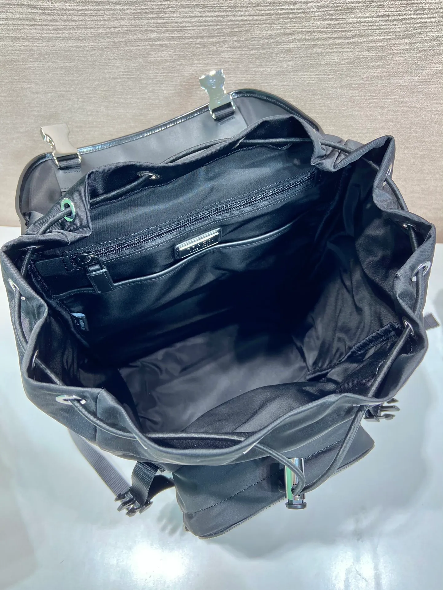 💰1520🎉New backpack🎉2VZ135 glossy/nylon fabric🎉🎉 This backpack combines the innovative regenerated nylon fabric Re-Nylon with glossy leather to highlight contemporary charm. Practical and versatile, it features four exterior zip pockets, adjustable nylon straps and a flap. It is classic and practical, so hurry up and get it, it is another popular style that will never go out of style🎉🎉 Length 27x Height 45x Bottom 7cm