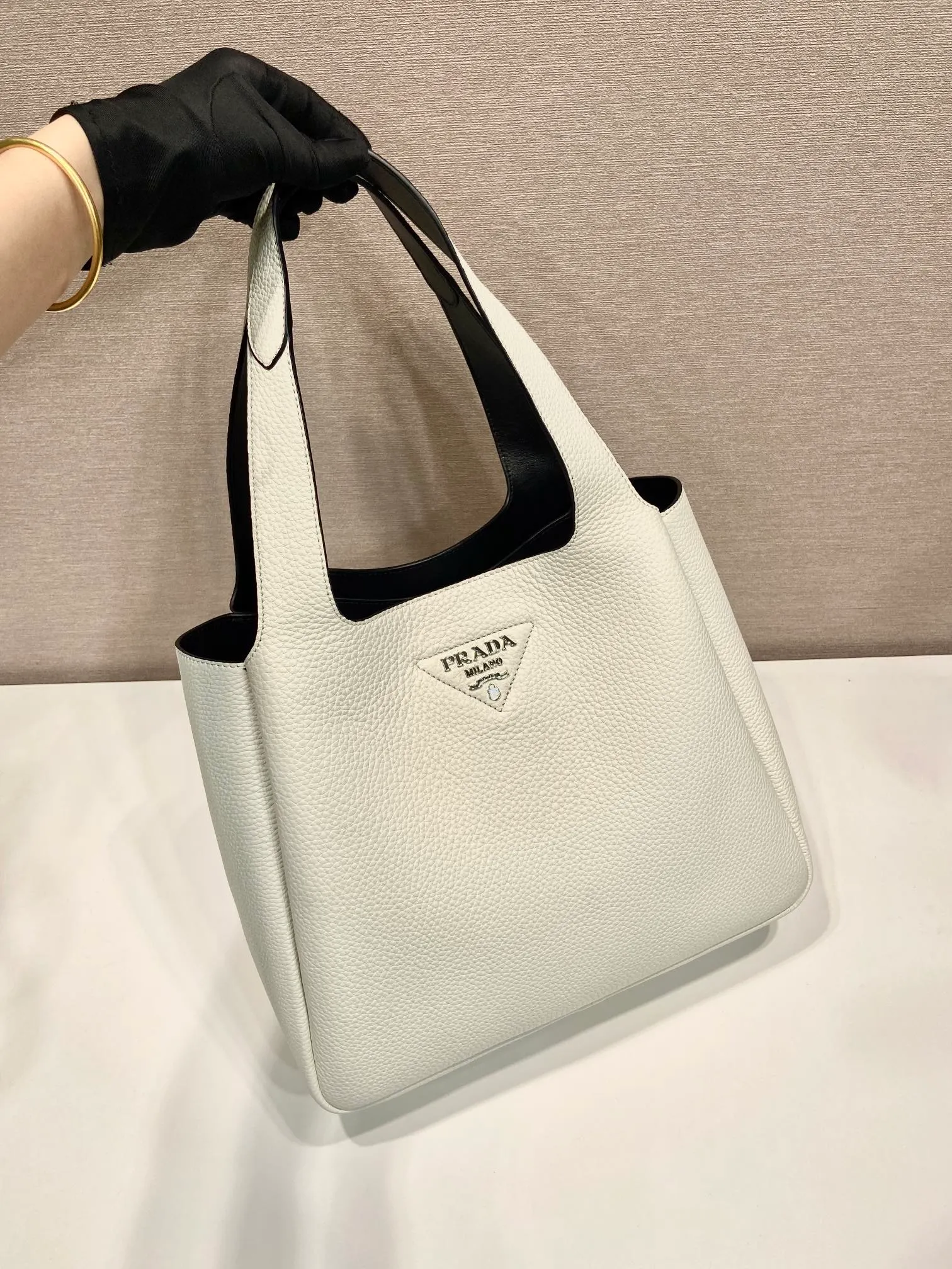 💰1900🎉Large Vegetable Basket🎉1BG338 Large Bucket Bag🎉🎉 This large vegetable basket is made of soft and delicate calfskin tote underarm bag, with imported sheepskin interior and top-grade white lace hardware. The overall feel is very soft/lightweight😘😘There are many compartments, it can be carried by hand or used as a liquid bag, and it can be matched with different clothes. So beautiful😘😘Hurry up and get it🙊 Length 32x height 27x bottom 14cm👏👏👏💰💰💰
