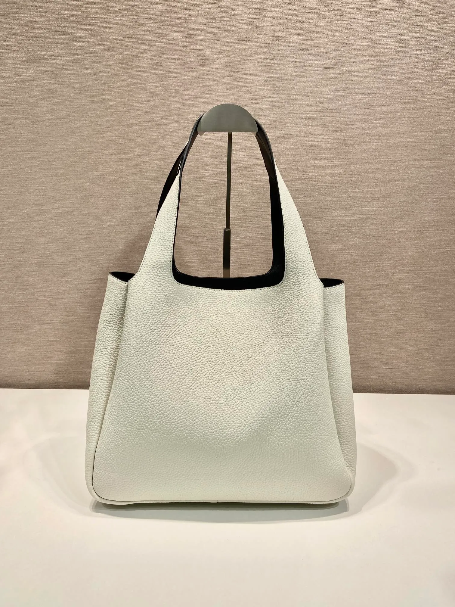 💰1900🎉Large Vegetable Basket🎉1BG338 Large Bucket Bag🎉🎉 This large vegetable basket is made of soft and delicate calfskin tote underarm bag, with imported sheepskin interior and top-grade white lace hardware. The overall feel is very soft/lightweight😘😘There are many compartments, it can be carried by hand or used as a liquid bag, and it can be matched with different clothes. So beautiful😘😘Hurry up and get it🙊 Length 32x height 27x bottom 14cm👏👏👏💰💰💰