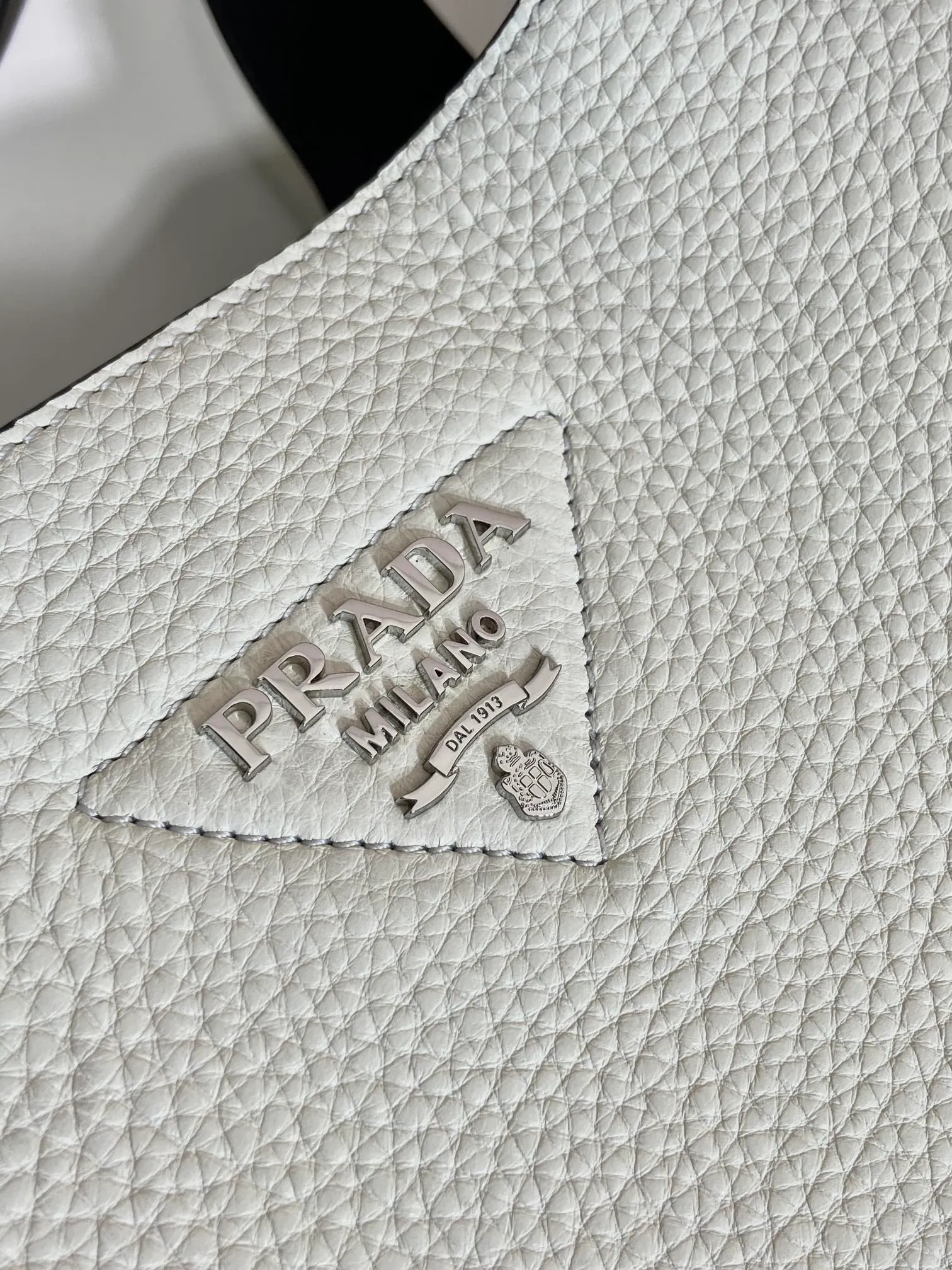💰1900🎉Large Vegetable Basket🎉1BG338 Large Bucket Bag🎉🎉 This large vegetable basket is made of soft and delicate calfskin tote underarm bag, with imported sheepskin interior and top-grade white lace hardware. The overall feel is very soft/lightweight😘😘There are many compartments, it can be carried by hand or used as a liquid bag, and it can be matched with different clothes. So beautiful😘😘Hurry up and get it🙊 Length 32x height 27x bottom 14cm👏👏👏💰💰💰
