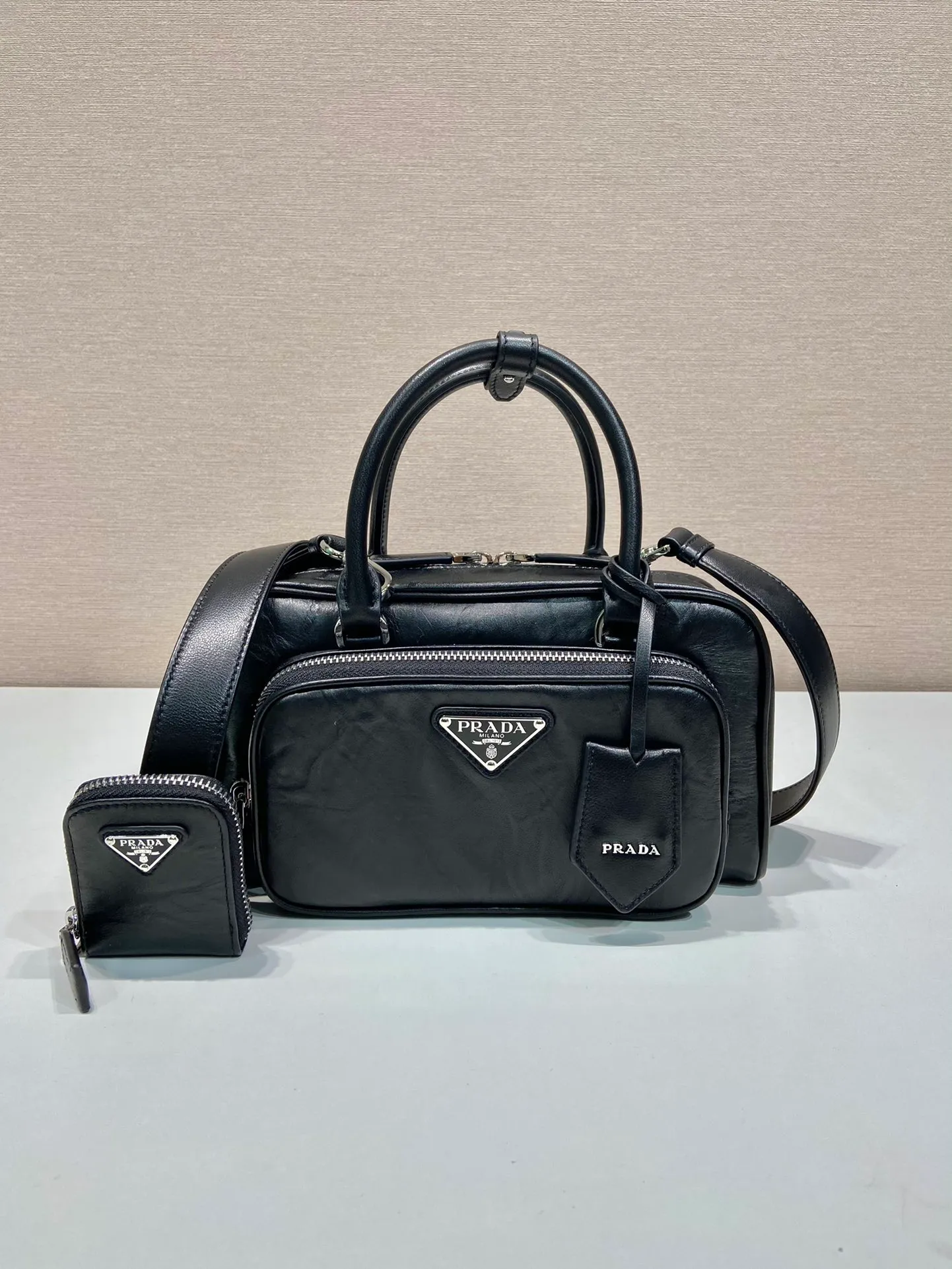 💰1840🎉New Boston🎉1BB099 catwalk style🎉🎉 This casual and classic handbag is made of soft sheepskin inside and out. The hand-made pleat effect is particularly fashionable. It is equipped with a detachable long shoulder strap and a small coin purse. The body is equipped with a front pocket design and large capacity. It was also unveiled in the 2023 spring and summer series fashion show. The upper body effect must be eye-catching. Baby, hurry up and get it🎉🎉Length 24xHeight 12.5xBottom 7cm🎉🎉🎉🍊🍊🍊
