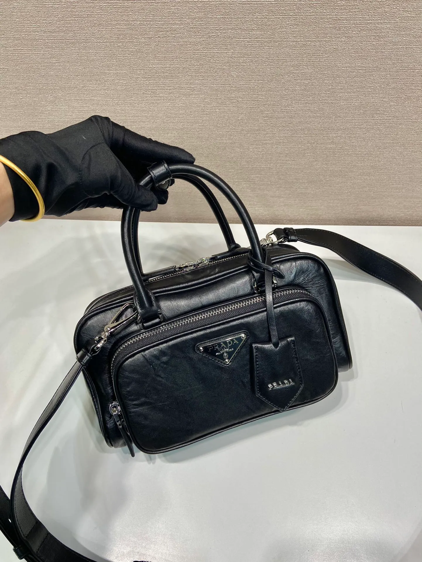 💰1840🎉New Boston🎉1BB099 catwalk style🎉🎉 This casual and classic handbag is made of soft sheepskin inside and out. The hand-made pleat effect is particularly fashionable. It is equipped with a detachable long shoulder strap and a small coin purse. The body is equipped with a front pocket design and large capacity. It was also unveiled in the 2023 spring and summer series fashion show. The upper body effect must be eye-catching. Baby, hurry up and get it🎉🎉Length 24xHeight 12.5xBottom 7cm🎉🎉🎉🍊🍊🍊