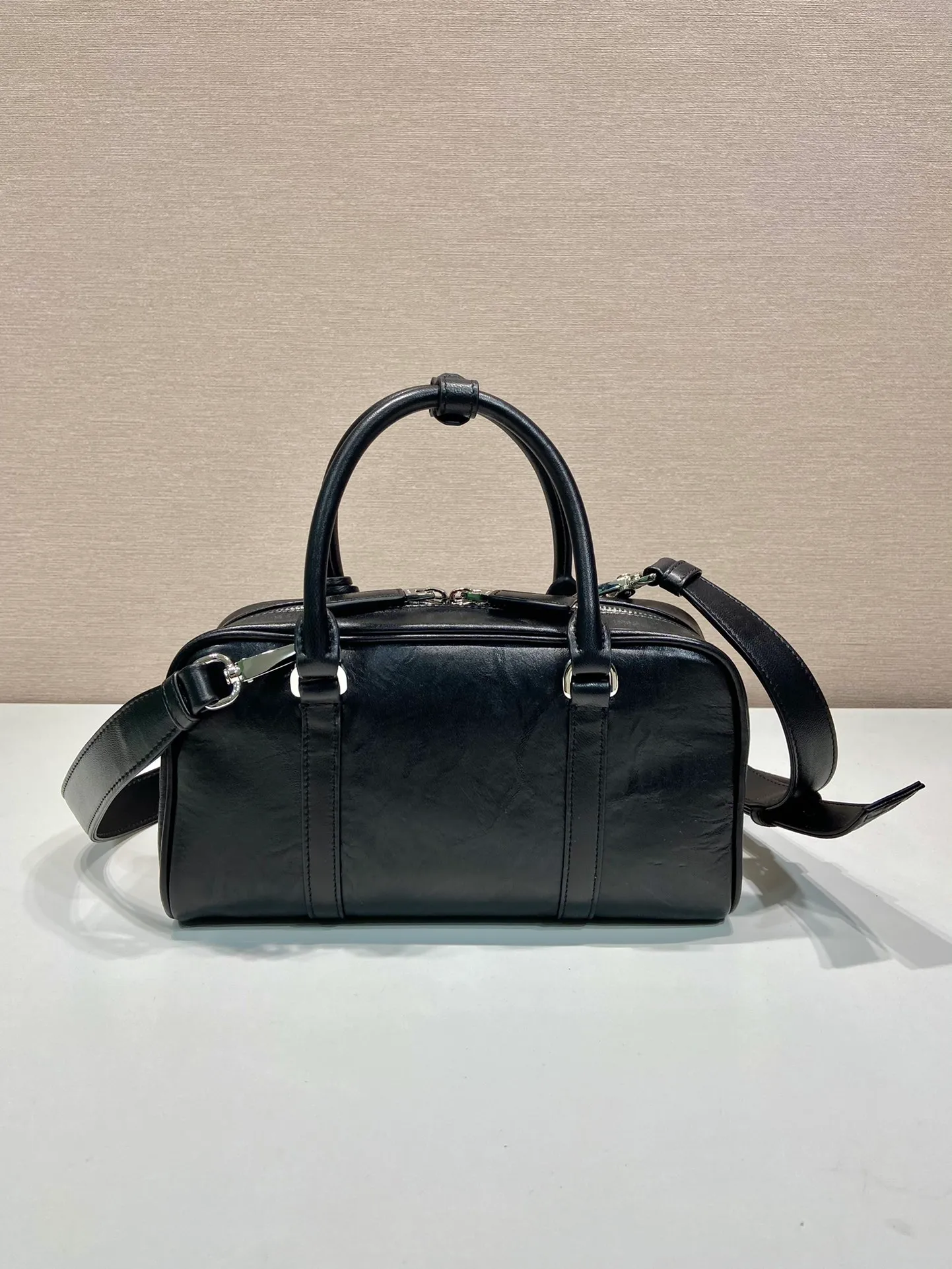 💰1840🎉New Boston🎉1BB099 catwalk style🎉🎉 This casual and classic handbag is made of soft sheepskin inside and out. The hand-made pleat effect is particularly fashionable. It is equipped with a detachable long shoulder strap and a small coin purse. The body is equipped with a front pocket design and large capacity. It was also unveiled in the 2023 spring and summer series fashion show. The upper body effect must be eye-catching. Baby, hurry up and get it🎉🎉Length 24xHeight 12.5xBottom 7cm🎉🎉🎉🍊🍊🍊