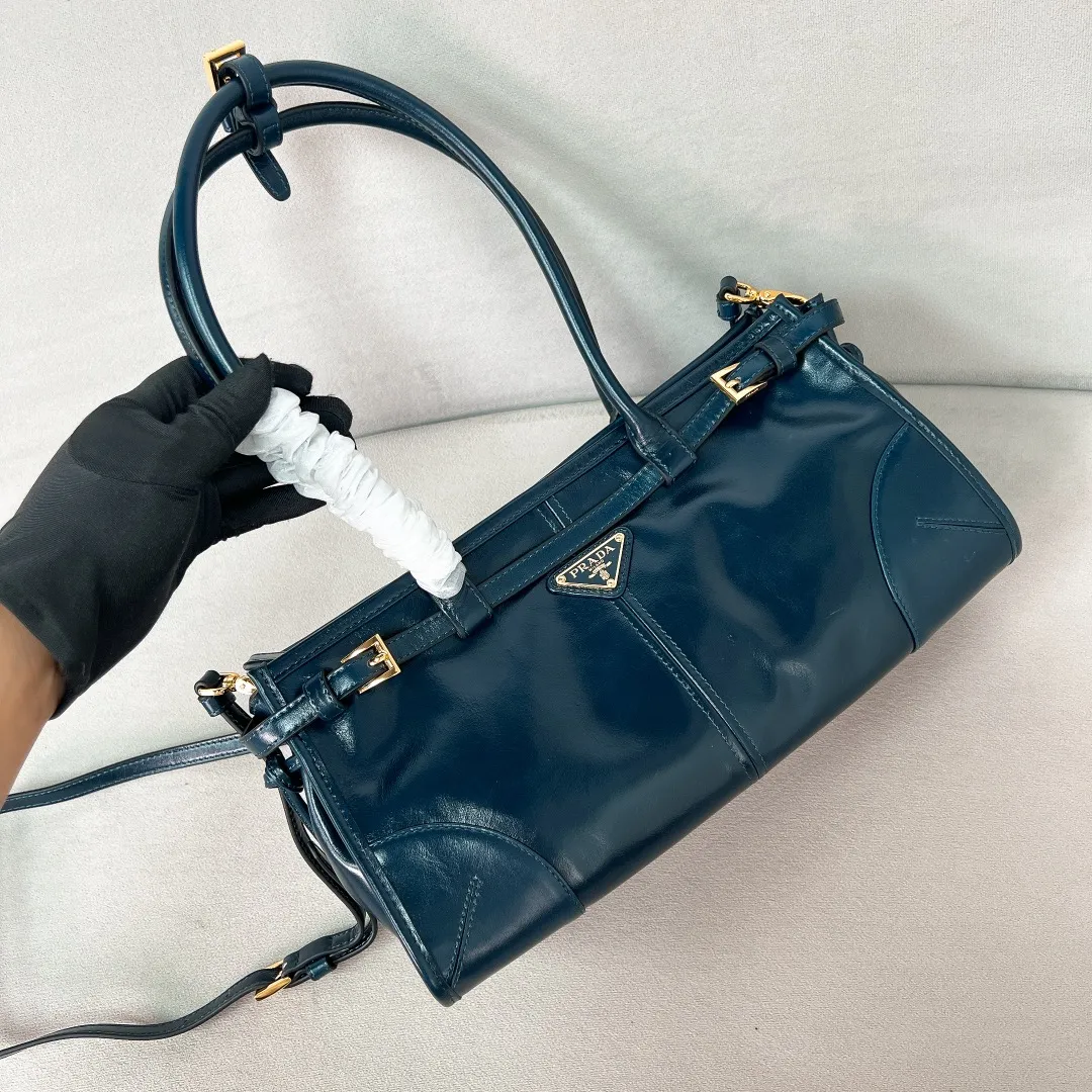 💰1840✨New model debut✨Oil wax leather LuxSoft handbag 1BA426 Popular LuxSoftBag Retro oil wax leather with gold hardware Iconic triangle logo Equipped with a long shoulder strap Can be carried on one shoulder or crossbody The fashionable feel is straight to the full design The design is casual, simple, refined and practical A retro style bag suitable for daily travel The upper body is really cool and retro➕Fashionable instant sense Size 32*15.5*12