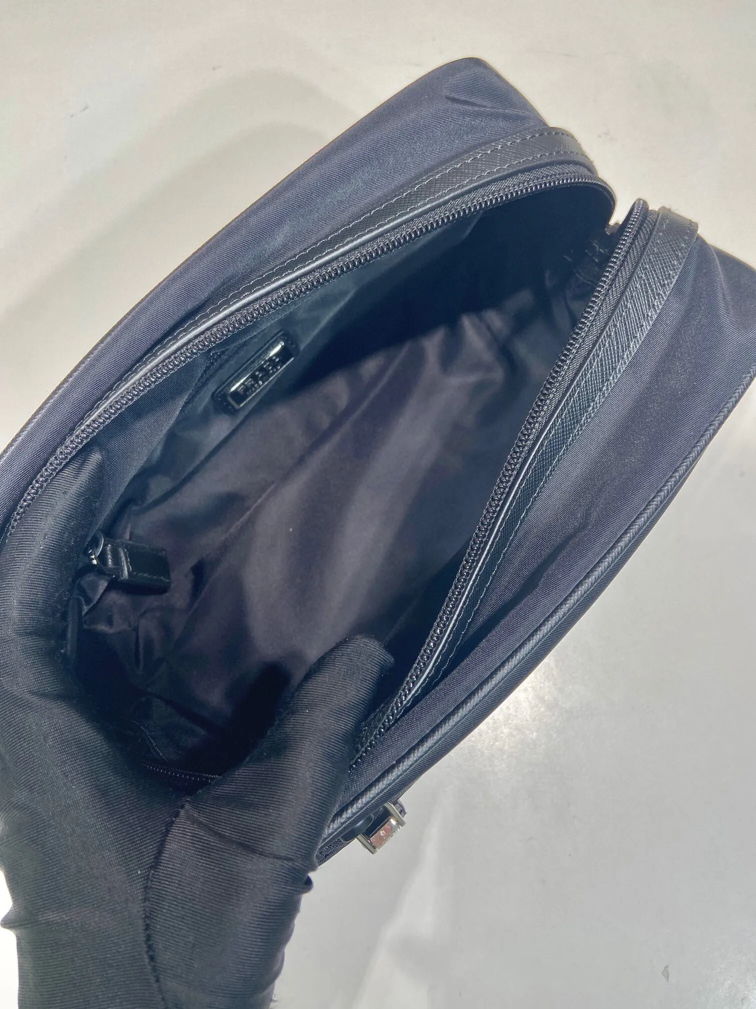 P¥420 [Dongguan Factory Special] 🎉 New toiletry bag 🎉 2NA819 storage bag 🎉🎉 This travel storage bag is made of Re-Nylon regenerated nylon material, with a simple and elegant design. The storage bag is equipped with a top zipper, decorated with an enameled triangle logo and a Saffiano hand strap, and two external zippered pockets The internal zippered pocket is very practical. It can be used as a handbag or a travel storage/toilet bag. Baby, hurry up and get it🎉🎉 Length 22x Height 12.5x Bottom length 11🎉🎉🎉