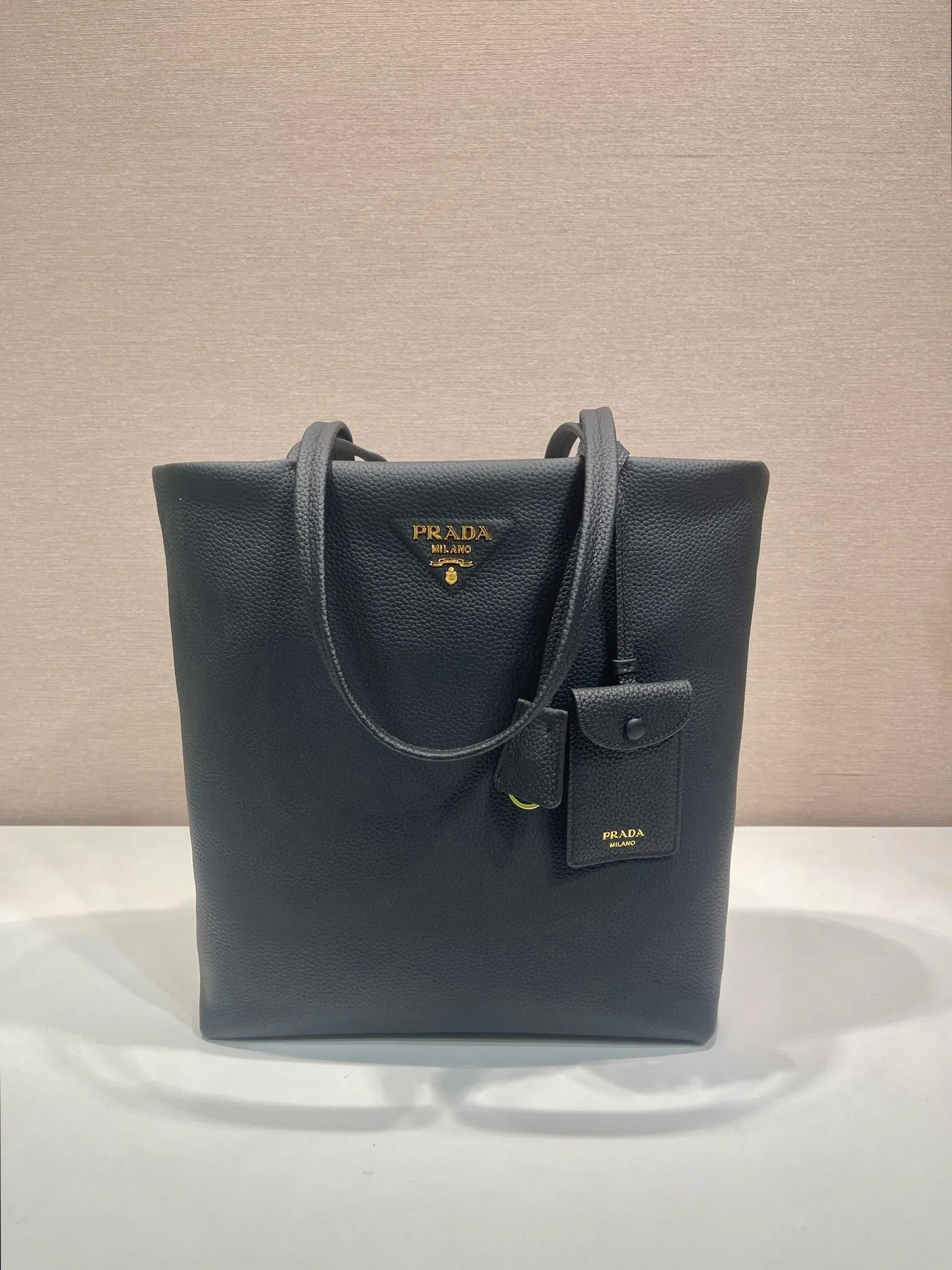 💰1700🎉New tote bag🎉1BG550🎉 This tote bag is made of imported deerskin grain cowhide and can be carried by hand or carried on the shoulder. Comes with a detachable small coin purse and key ring, it’s perfect😘,😘, it has large capacity and feels super soft🎉Hurry up and get it🎉Length 35x Height 35x Bottom 8cm🎉🎉🎉👏👏👏