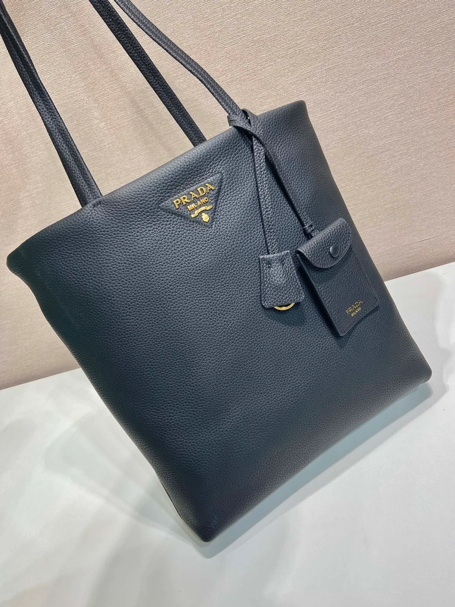 💰1700🎉New tote bag🎉1BG550🎉 This tote bag is made of imported deerskin grain cowhide and can be carried by hand or carried on the shoulder. Comes with a detachable small coin purse and key ring, it’s perfect😘,😘, it has large capacity and feels super soft🎉Hurry up and get it🎉Length 35x Height 35x Bottom 8cm🎉🎉🎉👏👏👏