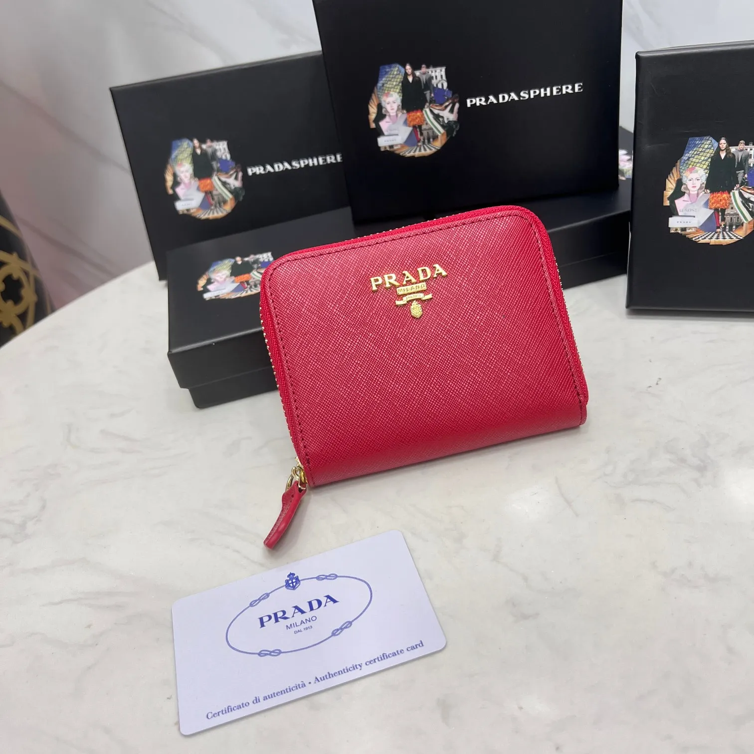 Batch 150 PRADA👏👏Hot-selling men’s card holder💼The latest style at the counter, synchronized with the official website, genuine product development, Italian top-quality original single cross-grain cowhide with excellent texture, threaded lining and imported hardware accessories! Exquisite wiring is even and neat, the oil edges are smooth, No.: LM207, Size: 10cm long, 8cm high, Color: red, black, plum red, blue, pink