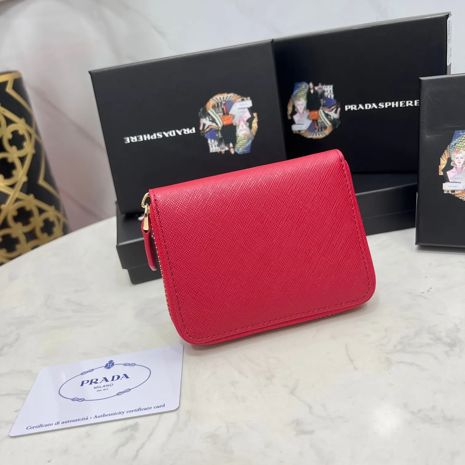 Batch 150 PRADA👏👏Hot-selling men’s card holder💼The latest style at the counter, synchronized with the official website, genuine product development, Italian top-quality original single cross-grain cowhide with excellent texture, threaded lining and imported hardware accessories! Exquisite wiring is even and neat, the oil edges are smooth, No.: LM207, Size: 10cm long, 8cm high, Color: red, black, plum red, blue, pink