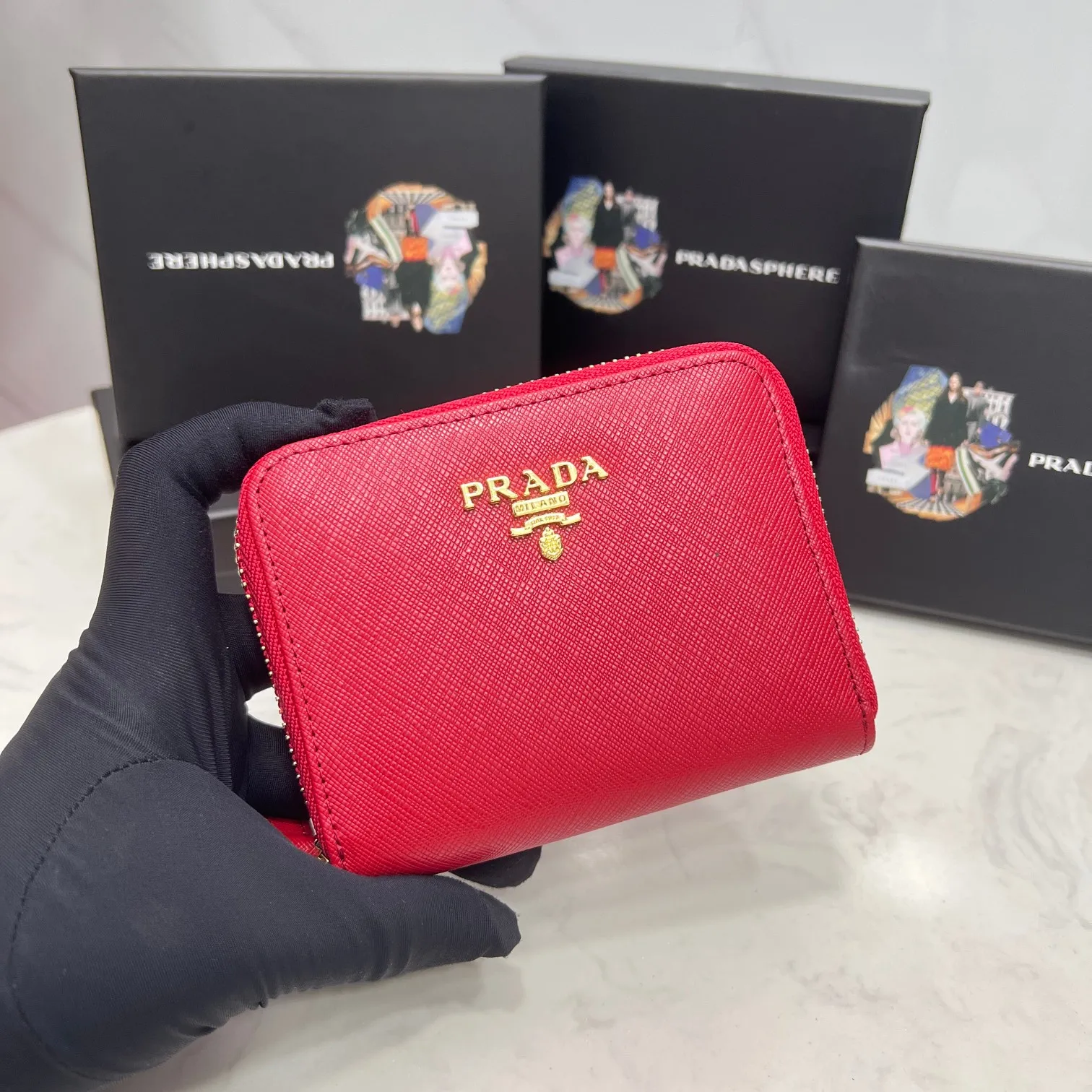 Batch 150 PRADA👏👏Hot-selling men’s card holder💼The latest style at the counter, synchronized with the official website, genuine product development, Italian top-quality original single cross-grain cowhide with excellent texture, threaded lining and imported hardware accessories! Exquisite wiring is even and neat, the oil edges are smooth, No.: LM207, Size: 10cm long, 8cm high, Color: red, black, plum red, blue, pink