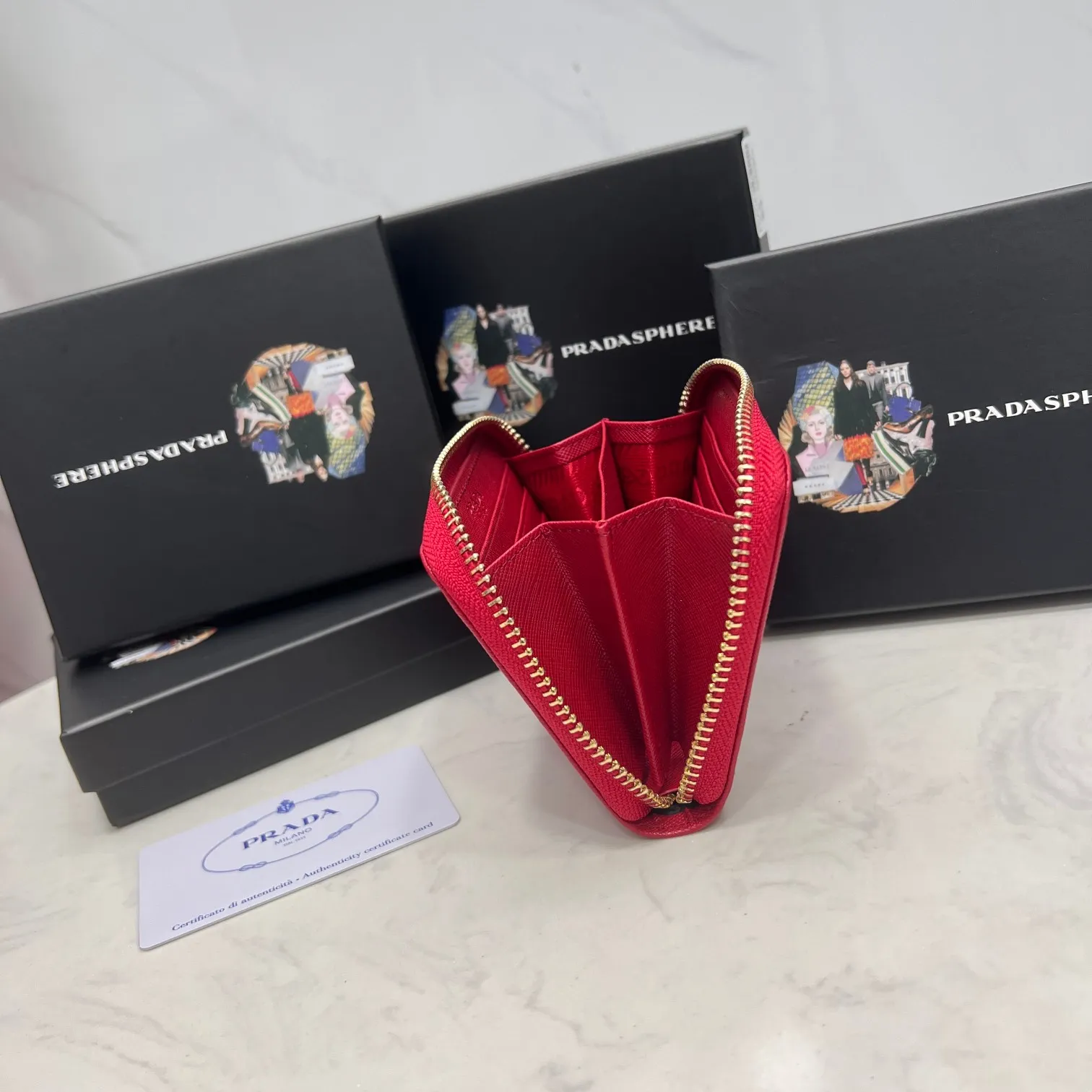 Batch 150 PRADA👏👏Hot-selling men’s card holder💼The latest style at the counter, synchronized with the official website, genuine product development, Italian top-quality original single cross-grain cowhide with excellent texture, threaded lining and imported hardware accessories! Exquisite wiring is even and neat, the oil edges are smooth, No.: LM207, Size: 10cm long, 8cm high, Color: red, black, plum red, blue, pink