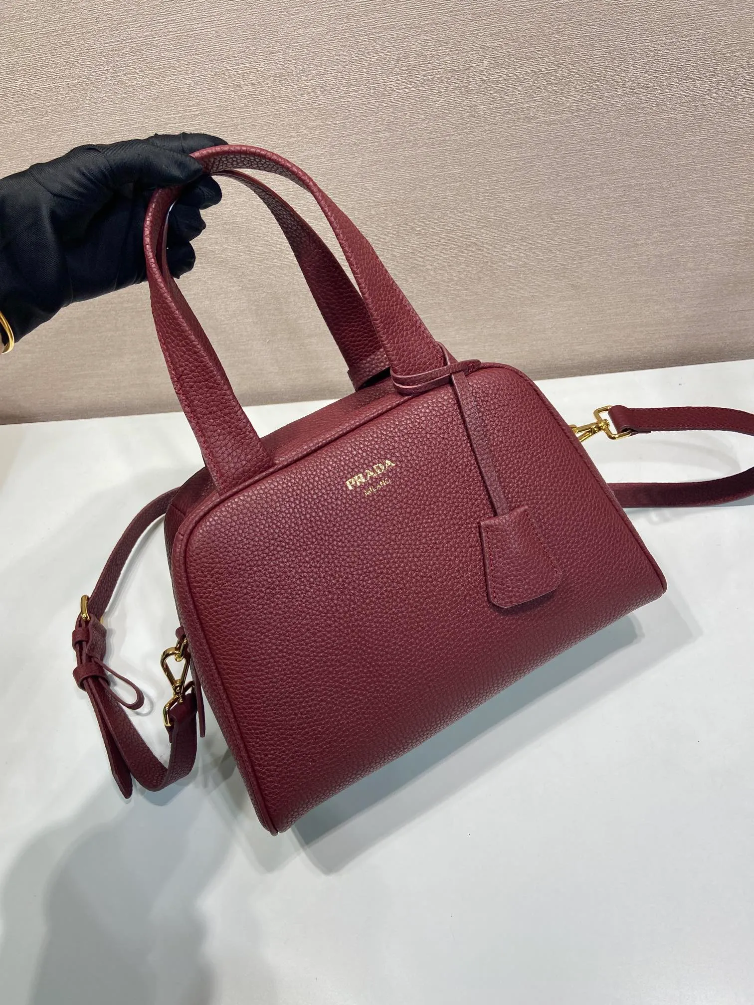 💰1700🎉New arrival 1BB149 small🎉🎉 This top handle bag made of natural grain leather is reinterpreted with a soft silhouette and can be carried by hand or worn with a detachable shoulder strap and comes with 2 detachable hang tags. Metal hardware. It has an embossed letter logo on the front, a zipper closure, and two pockets, one of which is zippered. It has a large capacity and is a popular item that will never go out of style. Hurry up and get it🎉 Length 28x Height 20x Bottom 13cm🎉🎉🎉💰💰💰
