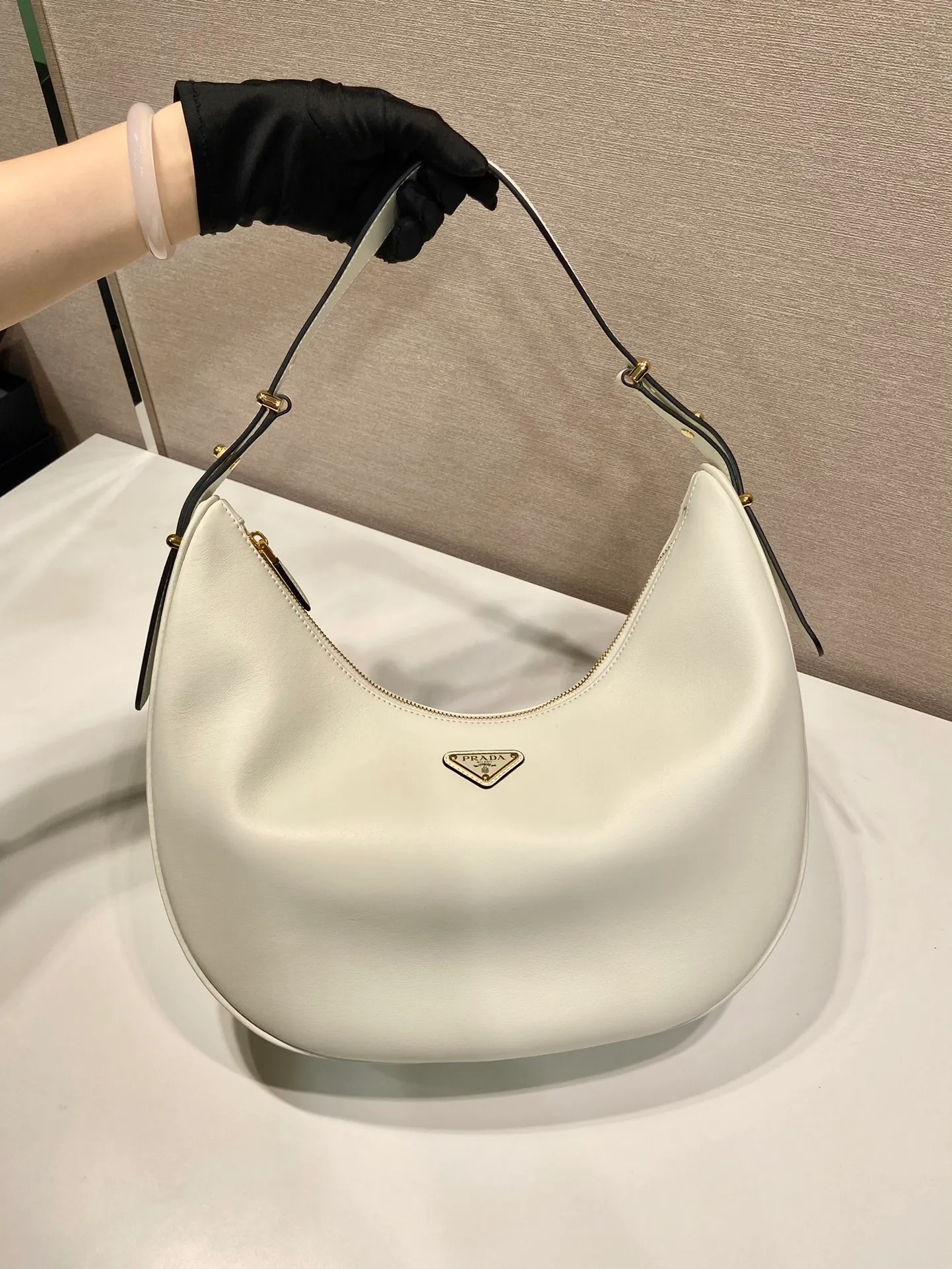 💰1840🎉Large Moon Handbag🎉1BC212 Large🎉🎉 The design of this shoulder bag is inspired by the exploration of the Hobo silhouette, with soft lines and a modern feel. The gentle leather outline is combined with ample capacity and space. It is embellished with metal hardware accessories and is equipped with two adjustable long/short shoulder straps, which can be exchanged for different occasions. The upper body effect is very fashionable and elegant, hurry up and get it🎉🎉, it is another popular style that will never go out of style🎉🎉Length 35x Height 22.5x Bottom 8cm🎉🎉🎉👏👏👏