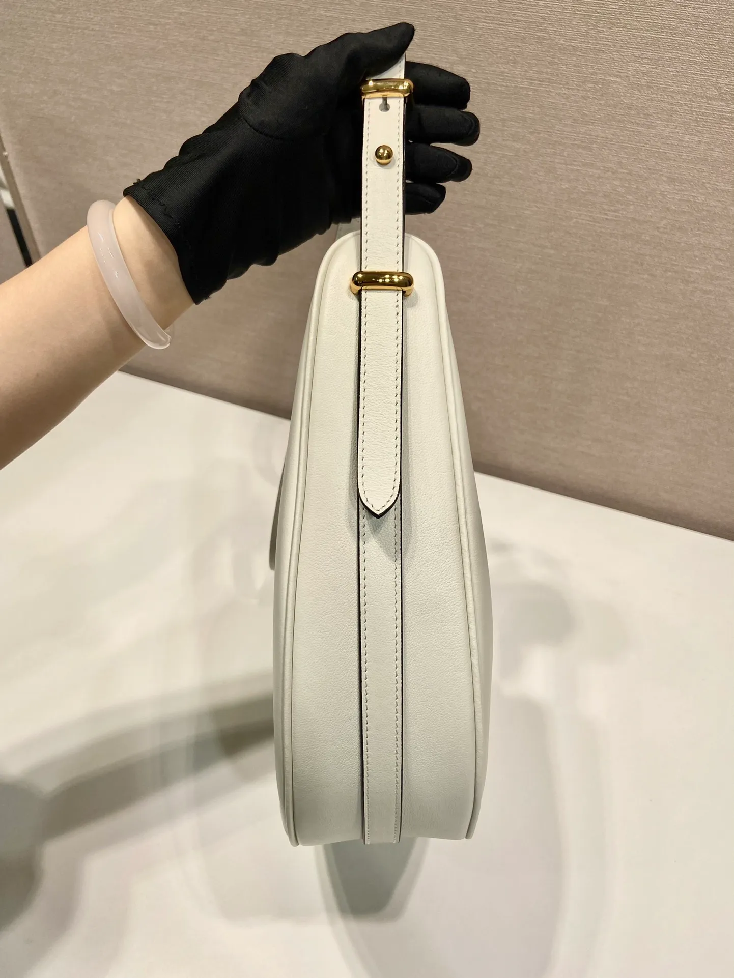 💰1840🎉Large Moon Handbag🎉1BC212 Large🎉🎉 The design of this shoulder bag is inspired by the exploration of the Hobo silhouette, with soft lines and a modern feel. The gentle leather outline is combined with ample capacity and space. It is embellished with metal hardware accessories and is equipped with two adjustable long/short shoulder straps, which can be exchanged for different occasions. The upper body effect is very fashionable and elegant, hurry up and get it🎉🎉, it is another popular style that will never go out of style🎉🎉Length 35x Height 22.5x Bottom 8cm🎉🎉🎉👏👏👏