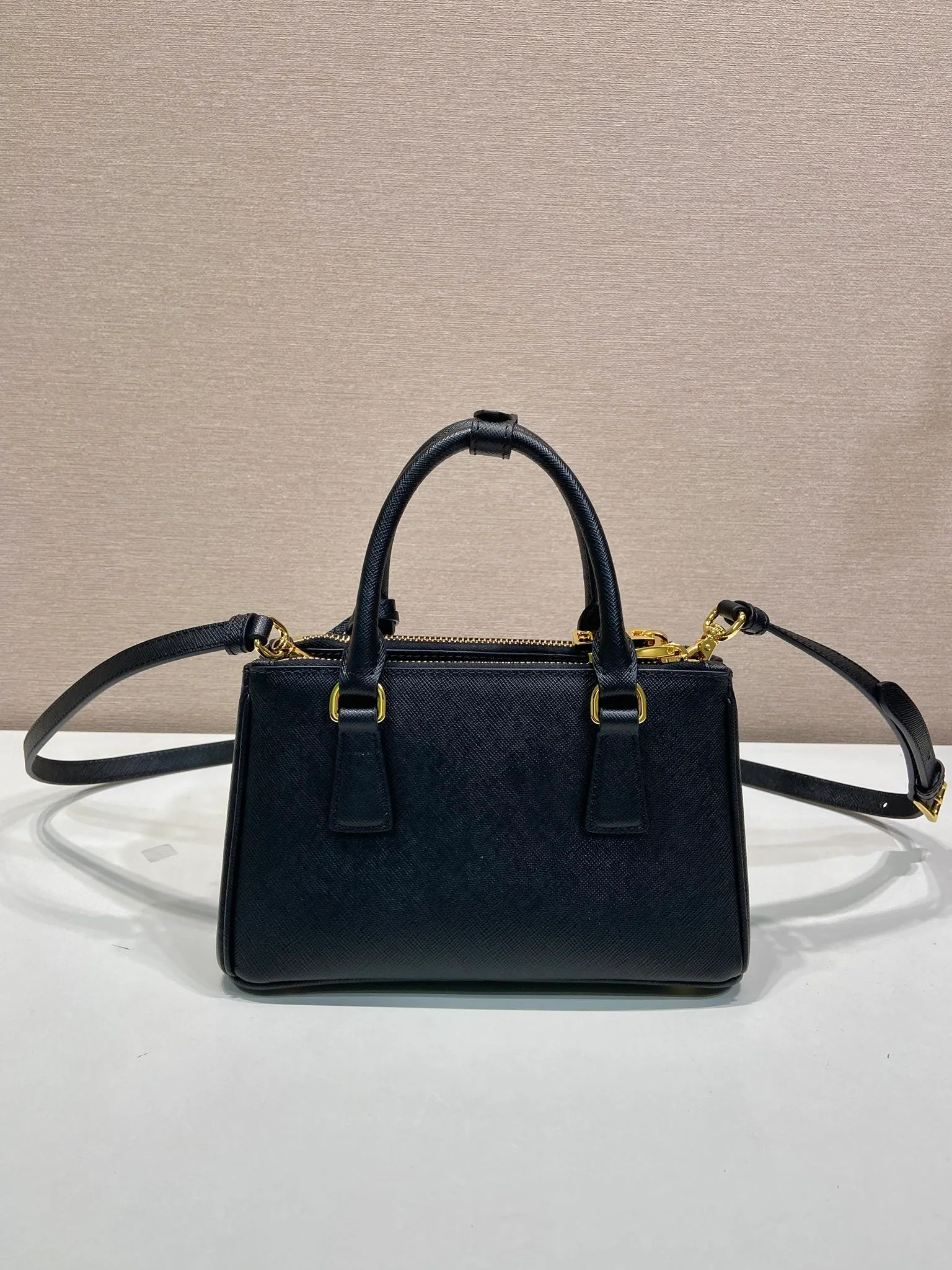 💰1700🎉mini killer🎉1BA916 new product🎉🎉 This Galleria handbag is made of iconic Saffiano leather, equipped with a detachable shoulder strap and top-grade brushed hardware👍👍. It is a chic interpretation of classic and timeless elegance. For beauties in the current era of fashionable small bags. It’s worth owning, it can be used easily for girls’ daily travel📱💄🚗🔑, it has a large capacity, is beautiful and practical🙊🙊It is a bag that will never go out of style whenever you use it😘😘Hurry up and get it👏👏 Length 21x Height 12.5x Bottom 8.5cm