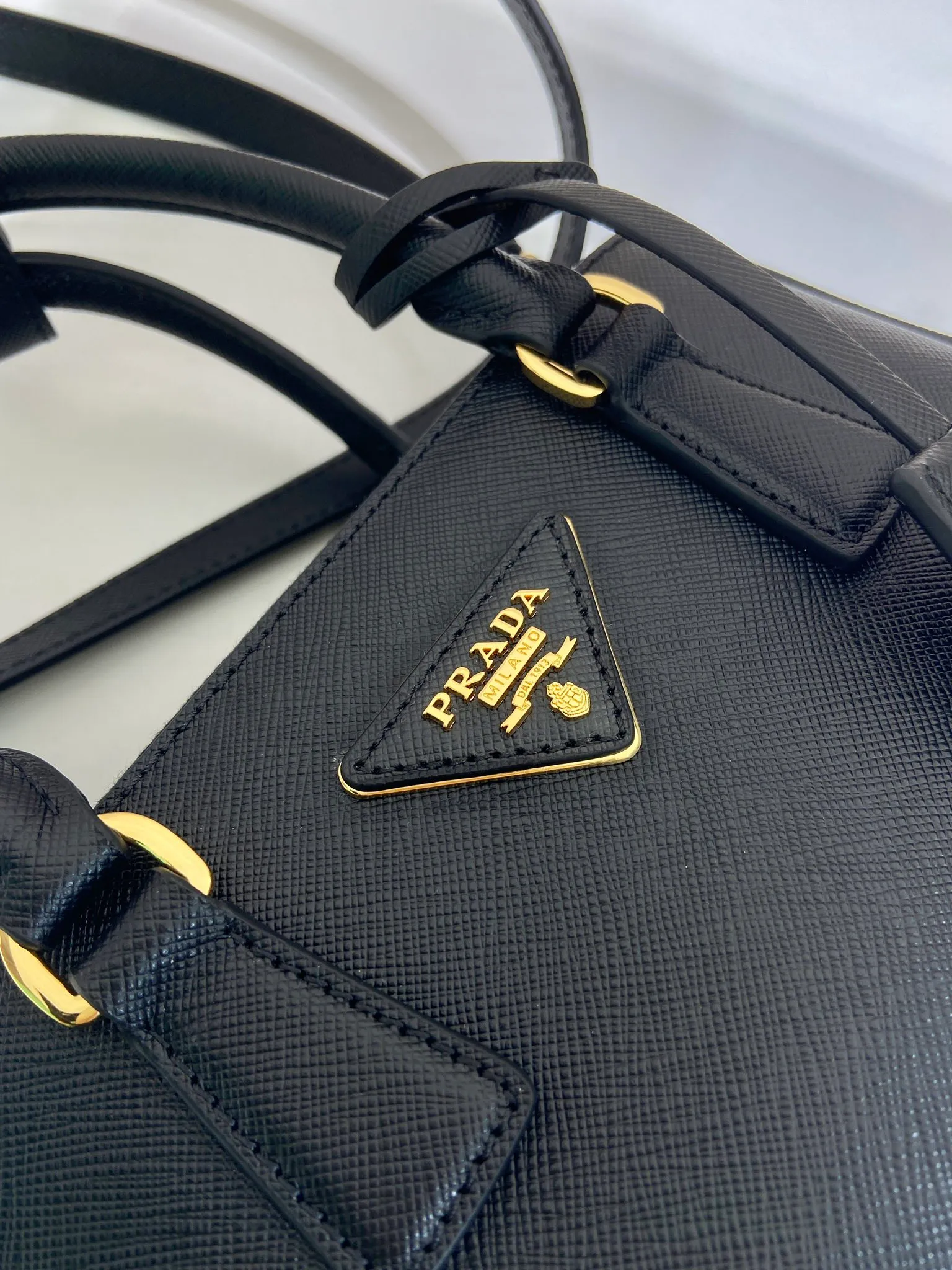 💰1700🎉mini killer🎉1BA916 new product🎉🎉 This Galleria handbag is made of iconic Saffiano leather, equipped with a detachable shoulder strap and top-grade brushed hardware👍👍. It is a chic interpretation of classic and timeless elegance. For beauties in the current era of fashionable small bags. It’s worth owning, it can be used easily for girls’ daily travel📱💄🚗🔑, it has a large capacity, is beautiful and practical🙊🙊It is a bag that will never go out of style whenever you use it😘😘Hurry up and get it👏👏 Length 21x Height 12.5x Bottom 8.5cm