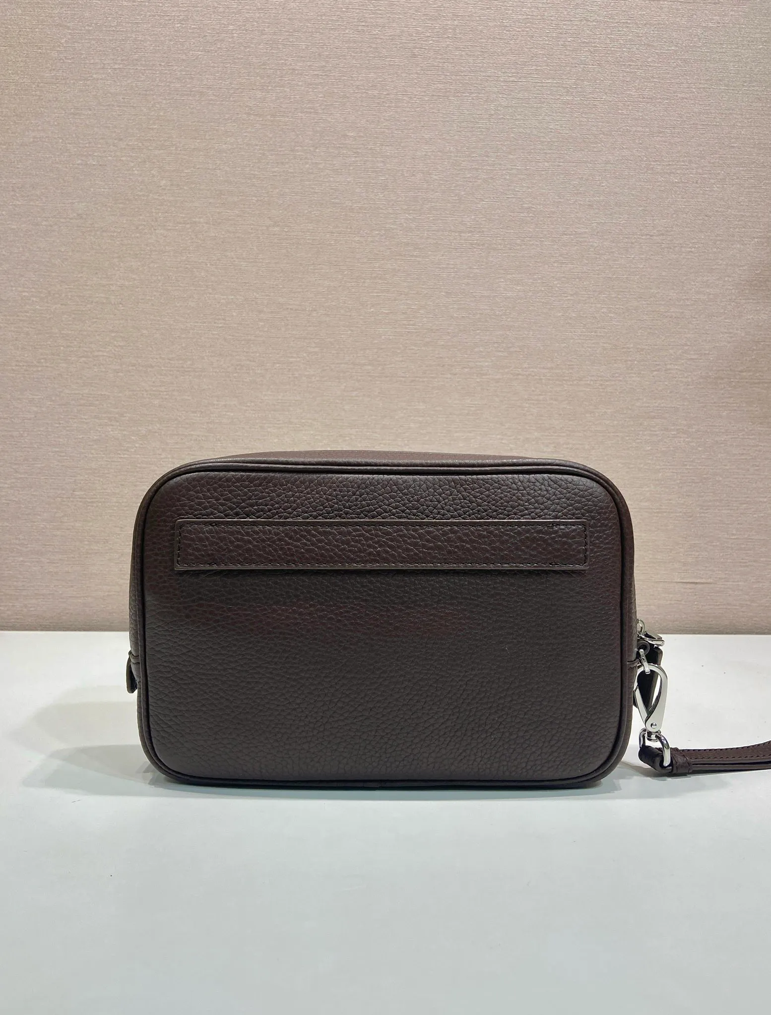 💰1140🎉New handbag🎉2VF017🎉🎉 This clutch has a simple and practical design, perfectly interpreting the P family's brand style, with a simple and elegant shape. The cow leather material has a natural finish, giving it a versatile appeal. The clutch features a wrist strap and is decorated with a triangle logo in enameled metal. It has a large capacity and is a popular model that will never go out of style. Get it now! 🎉🎉🎉💰💰💰 Length 23.5x Height 15.5x Bottom 5cm🎉🎉🎉💰💰💰