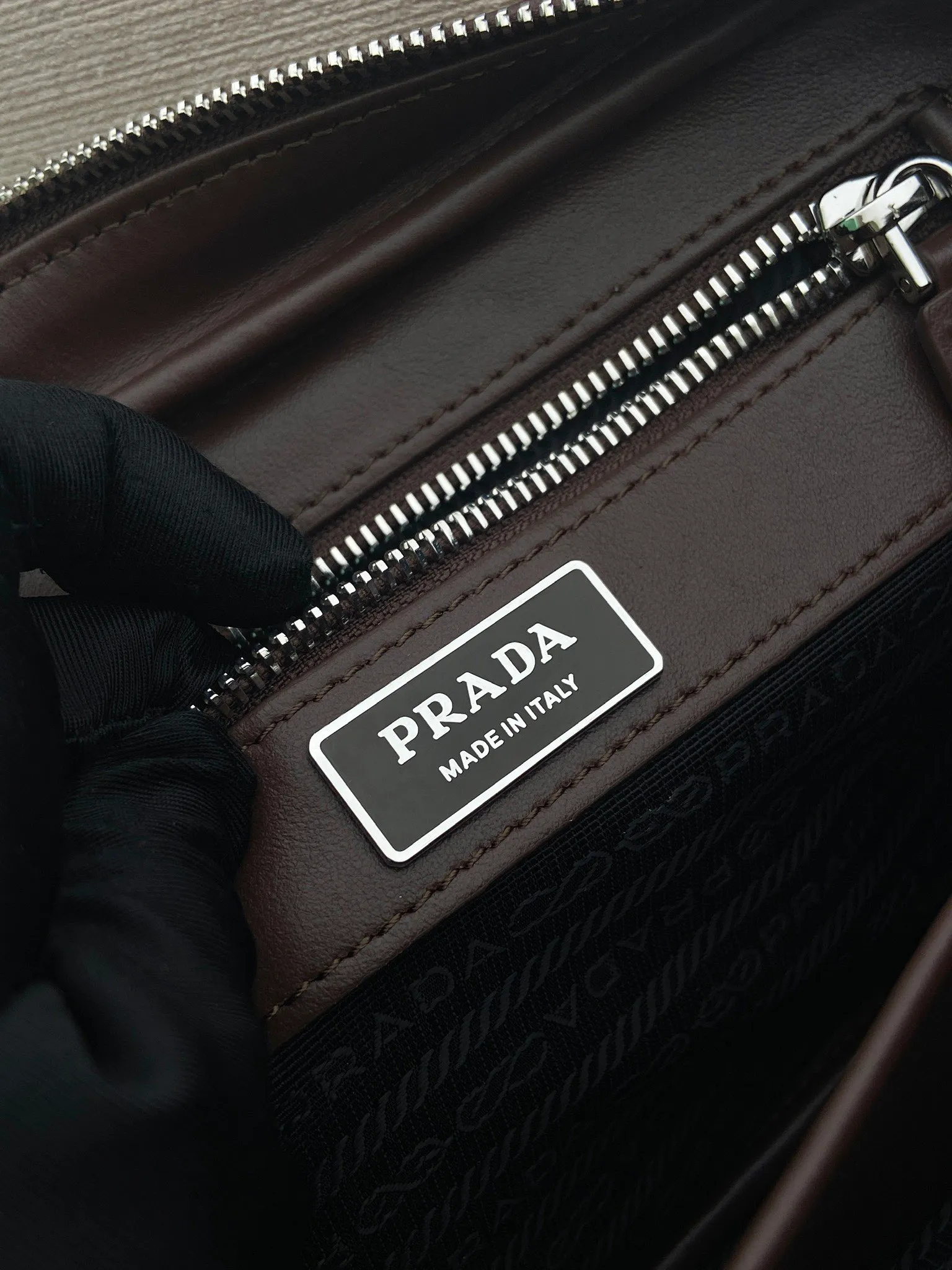💰1140🎉New handbag🎉2VF017🎉🎉 This clutch has a simple and practical design, perfectly interpreting the P family's brand style, with a simple and elegant shape. The cow leather material has a natural finish, giving it a versatile appeal. The clutch features a wrist strap and is decorated with a triangle logo in enameled metal. It has a large capacity and is a popular model that will never go out of style. Get it now! 🎉🎉🎉💰💰💰 Length 23.5x Height 15.5x Bottom 5cm🎉🎉🎉💰💰💰