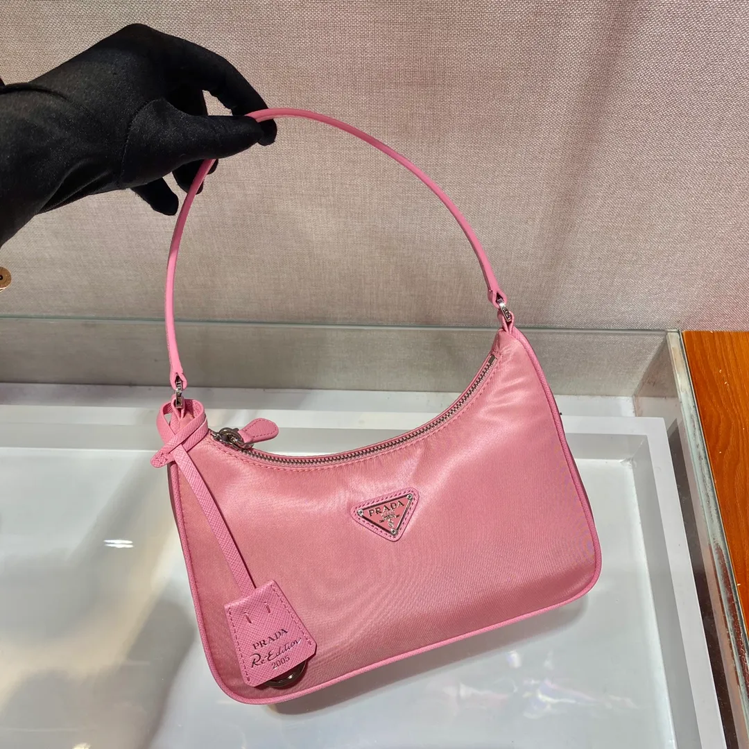 🔥New Hobo bag🔥Original quality👍New 1NE204 moon-shaped second-hand bag, made of imported original parachute fabric, hand-operated cross-grain cowhide, lightweight and practical Hobo armpit bag, super simple and eye-catching👍👍, small/light/packable/easy to wear/fashionable armpit bag, and can be carried by hand, super easy to use😍😍. It is currently the most popular bag among celebrities, aren’t you excited😜😜, ladies, hurry up, length 22X height 12 people x base 6cm👏👏👏💰💰💰P700