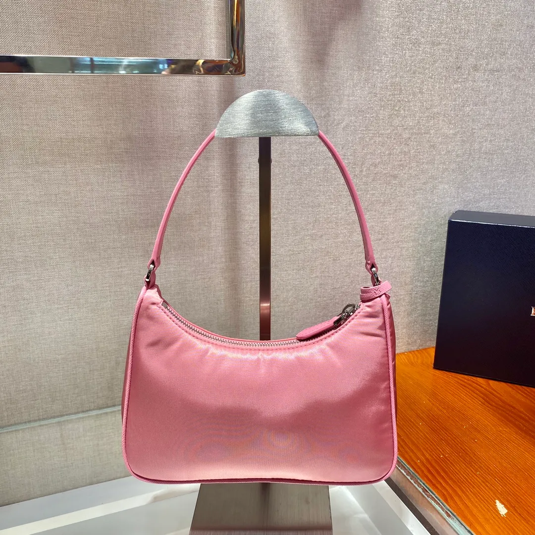 🔥New Hobo bag🔥Original quality👍New 1NE204 moon-shaped second-hand bag, made of imported original parachute fabric, hand-operated cross-grain cowhide, lightweight and practical Hobo armpit bag, super simple and eye-catching👍👍, small/light/packable/easy to wear/fashionable armpit bag, and can be carried by hand, super easy to use😍😍. It is currently the most popular bag among celebrities, aren’t you excited😜😜, ladies, hurry up, length 22X height 12 people x base 6cm👏👏👏💰💰💰P700