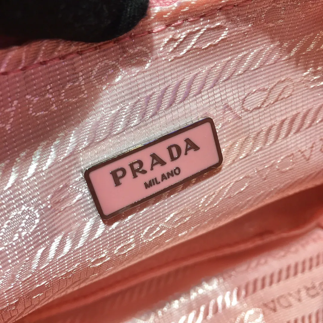 🔥New Hobo bag🔥Original quality👍New 1NE204 moon-shaped second-hand bag, made of imported original parachute fabric, hand-operated cross-grain cowhide, lightweight and practical Hobo armpit bag, super simple and eye-catching👍👍, small/light/packable/easy to wear/fashionable armpit bag, and can be carried by hand, super easy to use😍😍. It is currently the most popular bag among celebrities, aren’t you excited😜😜, ladies, hurry up, length 22X height 12 people x base 6cm👏👏👏💰💰💰P700