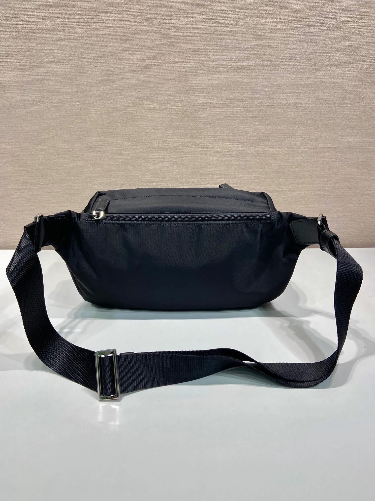 💰1120🎉New style🎉2VH175 shoulder bag🎉 This shoulder bag is made of imported nylon fabric, practical and exquisite. Equipped with ample diagonal cargo pockets, flap design and adjustable shoulder straps, the clean geometric lines and soft touch are versatile and casual, highlighting contemporary charm. Lightweight and practical, it can be worn as a shoulder or chest bag, so hurry up and get it🎉 Length 27x Height 18x ​​Bottom 7cm🎉🎉🎉👏👏👏