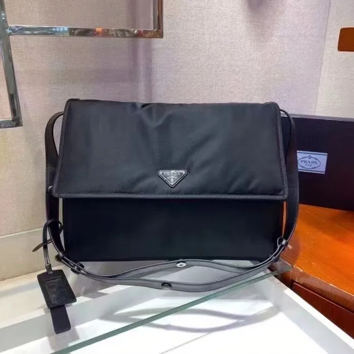 P1040¥✨New product launch✨Pra*aHobo co-branded model invite series 1BD256 large size Pr*da Hobo has become a mainstream fashion trend! Super versatile and good-looking, fashionable people must buy it! It is not only practical, lightweight but also good-looking. It has a super large triangle brand sign with a waterproof parachute + waterproof parachute. The detachable and adjustable full leather strap is fluffy and soft. It is a perfect match for autumn and winter clothes. The spacious internal compartment can be opened into two bags. It is simply great👏... Unisex model for both men and women🉑️Size: 36*28*14cm black