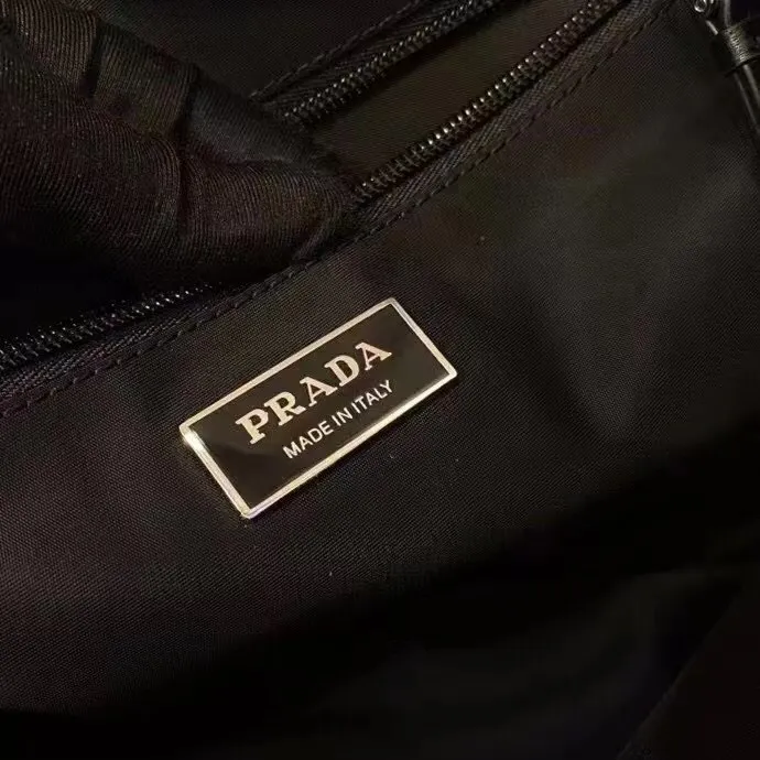 P1040¥✨New product launch✨Pra*aHobo co-branded model invite series 1BD256 large size Pr*da Hobo has become a mainstream fashion trend! Super versatile and good-looking, fashionable people must buy it! It is not only practical, lightweight but also good-looking. It has a super large triangle brand sign with a waterproof parachute + waterproof parachute. The detachable and adjustable full leather strap is fluffy and soft. It is a perfect match for autumn and winter clothes. The spacious internal compartment can be opened into two bags. It is simply great👏... Unisex model for both men and women🉑️Size: 36*28*14cm black
