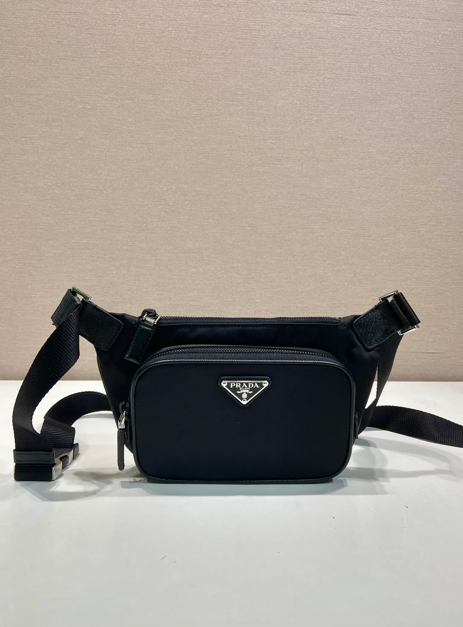 💰860🎉New fanny pack🎉2VH128 upgraded version🎉🎉for men and women😘Upgraded version of the latest fanny pack/chest bag😘This design not only enhances the overall design sense, the upper body effect is great, lightweight and fashionable. It is affordable and very practical for daily wear. It can be used as a waist bag/chest bag/crossbody bag👏It is very practical. Hurry up and get it🎉🎉 Length 19x Height 13cmx Bottom 2.5cm 🎉🎉🎉🎉👏👏👏👏