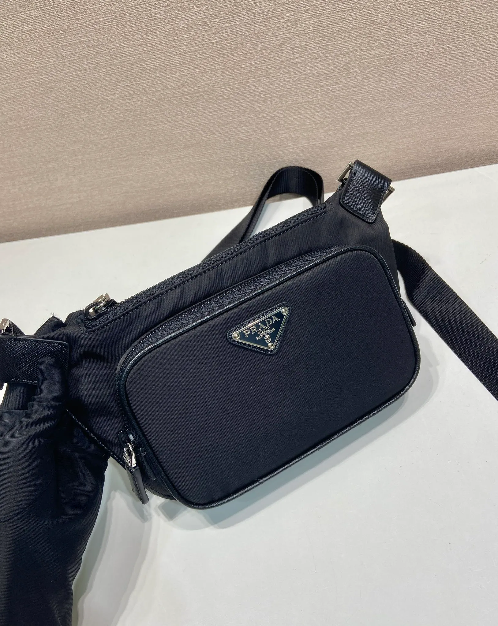 💰860🎉New fanny pack🎉2VH128 upgraded version🎉🎉for men and women😘Upgraded version of the latest fanny pack/chest bag😘This design not only enhances the overall design sense, the upper body effect is great, lightweight and fashionable. It is affordable and very practical for daily wear. It can be used as a waist bag/chest bag/crossbody bag👏It is very practical. Hurry up and get it🎉🎉 Length 19x Height 13cmx Bottom 2.5cm 🎉🎉🎉🎉👏👏👏👏