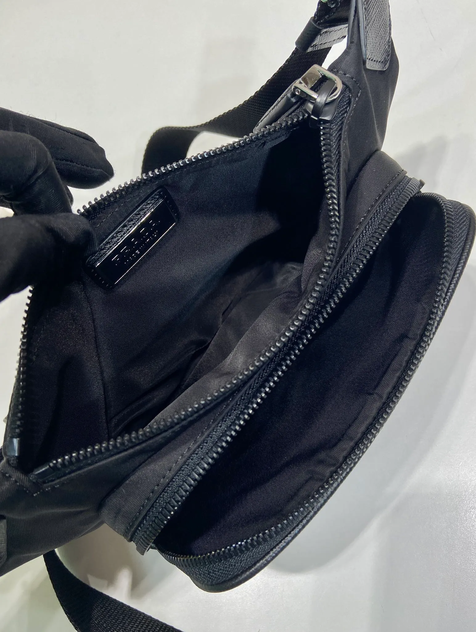 💰860🎉New fanny pack🎉2VH128 upgraded version🎉🎉for men and women😘Upgraded version of the latest fanny pack/chest bag😘This design not only enhances the overall design sense, the upper body effect is great, lightweight and fashionable. It is affordable and very practical for daily wear. It can be used as a waist bag/chest bag/crossbody bag👏It is very practical. Hurry up and get it🎉🎉 Length 19x Height 13cmx Bottom 2.5cm 🎉🎉🎉🎉👏👏👏👏