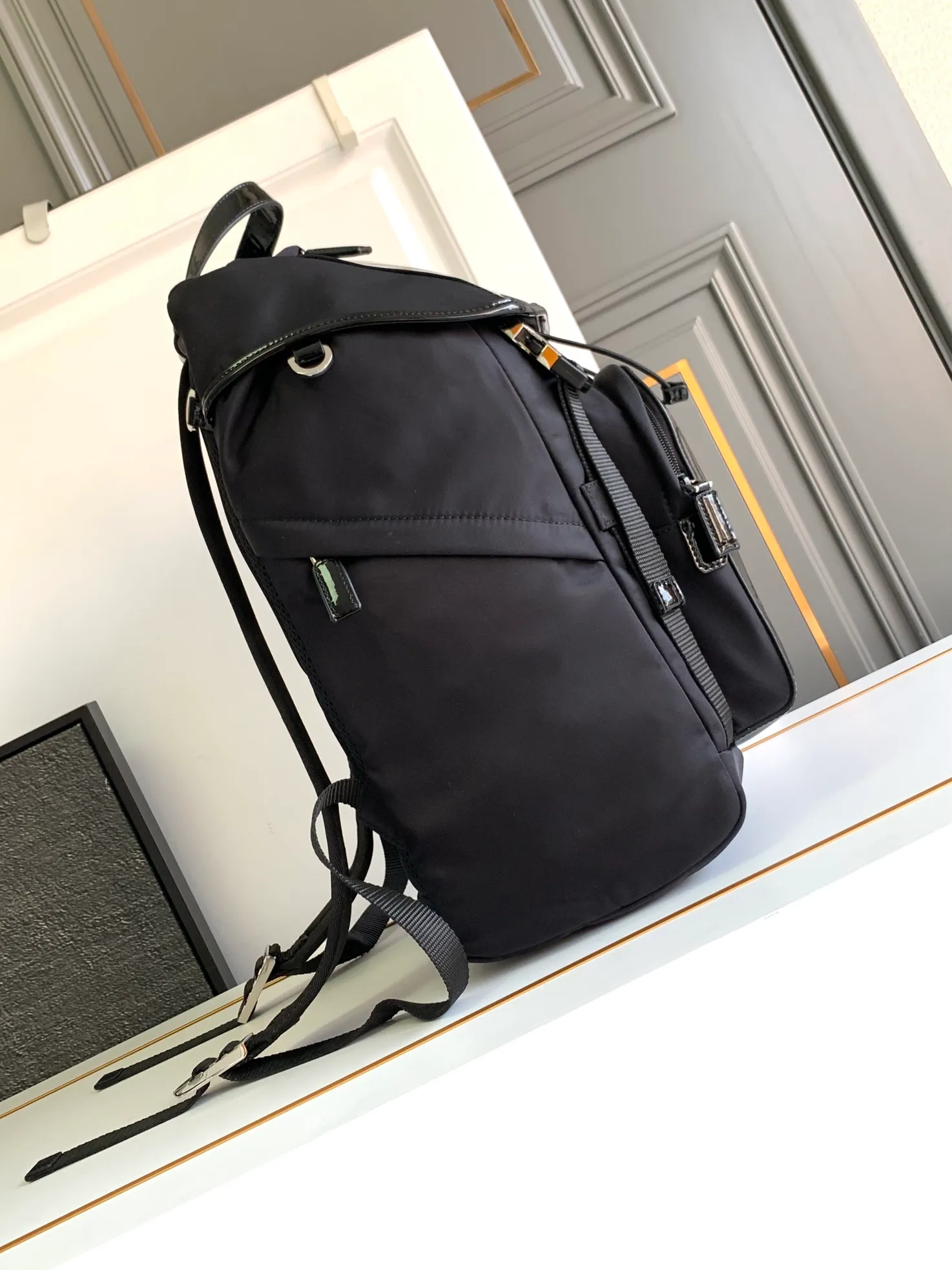 ¥1040 🎉New Backpack🎉2VZ135 Glossy/Nylon Fabric🎉🎉 This backpack combines the innovative regenerated nylon fabric Re-Nylon with glossy leather to highlight contemporary charm. Practical and versatile, it features four exterior zip pockets, adjustable nylon straps and a flap. It is classic and practical, so hurry up and get it, it is another popular style that will never go out of style🎉🎉 Length 27x Height 45x Bottom 7cm🎉🎉🎉
