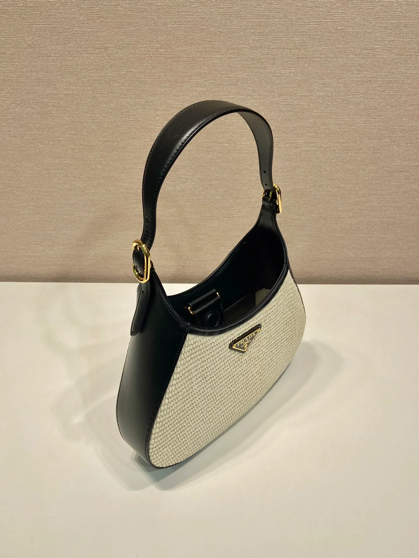 💰1320🎉New Cleo🎉1BC179 New Straw Bag🎉🎉 This crossbody bag is made of imported calf bag with handmade straw and imported sheepskin inside. Whether it is carried on the hand or on the shoulder, it is very stylish and has a great upper body effect. The capacity and practicality must be strong, the hand feel is soft, and it has a full sense of luxury. My favorite babies. Hurry up and get it. Size: length 27x height 19x bottom 5cm