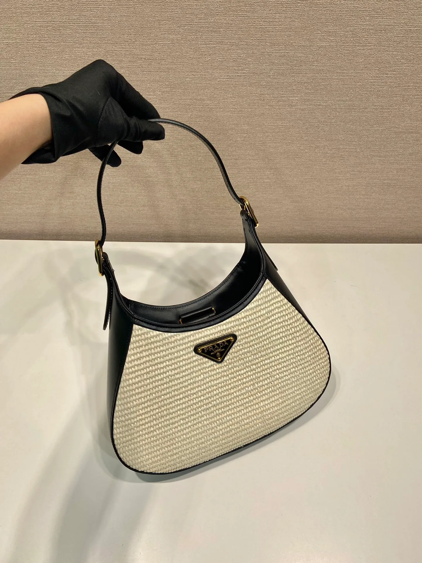 💰1320🎉New Cleo🎉1BC179 New Straw Bag🎉🎉 This crossbody bag is made of imported calf bag with handmade straw and imported sheepskin inside. Whether it is carried on the hand or on the shoulder, it is very stylish and has a great upper body effect. The capacity and practicality must be strong, the hand feel is soft, and it has a full sense of luxury. My favorite babies. Hurry up and get it. Size: length 27x height 19x bottom 5cm