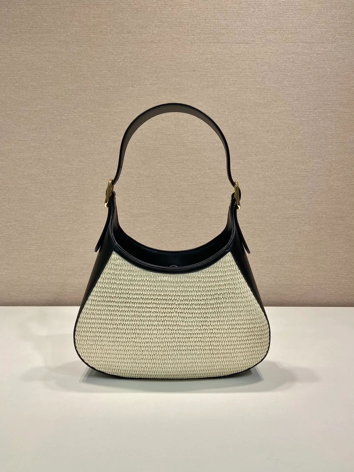 💰1320🎉New Cleo🎉1BC179 New Straw Bag🎉🎉 This crossbody bag is made of imported calf bag with handmade straw and imported sheepskin inside. Whether it is carried on the hand or on the shoulder, it is very stylish and has a great upper body effect. The capacity and practicality must be strong, the hand feel is soft, and it has a full sense of luxury. My favorite babies. Hurry up and get it. Size: length 27x height 19x bottom 5cm