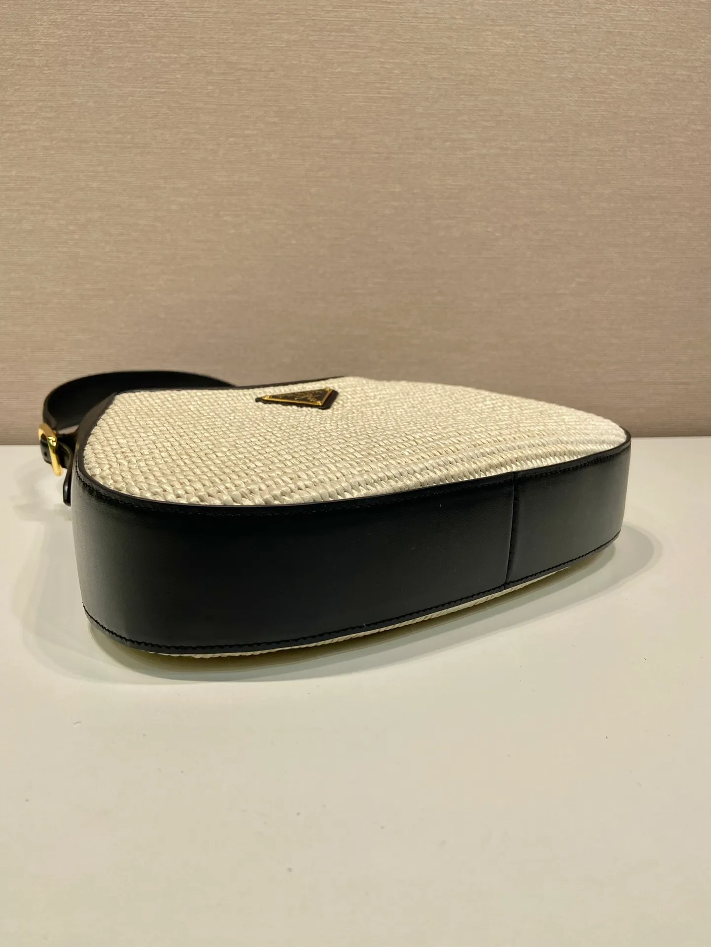 💰1320🎉New Cleo🎉1BC179 New Straw Bag🎉🎉 This crossbody bag is made of imported calf bag with handmade straw and imported sheepskin inside. Whether it is carried on the hand or on the shoulder, it is very stylish and has a great upper body effect. The capacity and practicality must be strong, the hand feel is soft, and it has a full sense of luxury. My favorite babies. Hurry up and get it. Size: length 27x height 19x bottom 5cm