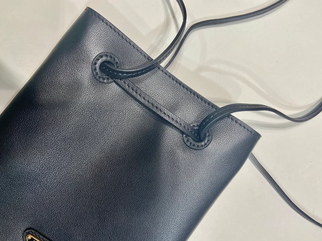 💰920🎉mini small cross-body bag🎉1BH221 calfskin🎉🎉 This small cross-body bag is made of calfskin and imported sheepskin inside, with top-grade hardware, a drawstring shrink pocket at the mouth, and a double long shoulder strap design, making the upper body look particularly fashionable and casual. Large capacity and space👏Hurry up and get it now, take this cute popular crossbody home😘😘Length 17xH 20cm🎉🎉🎉👏👏👏