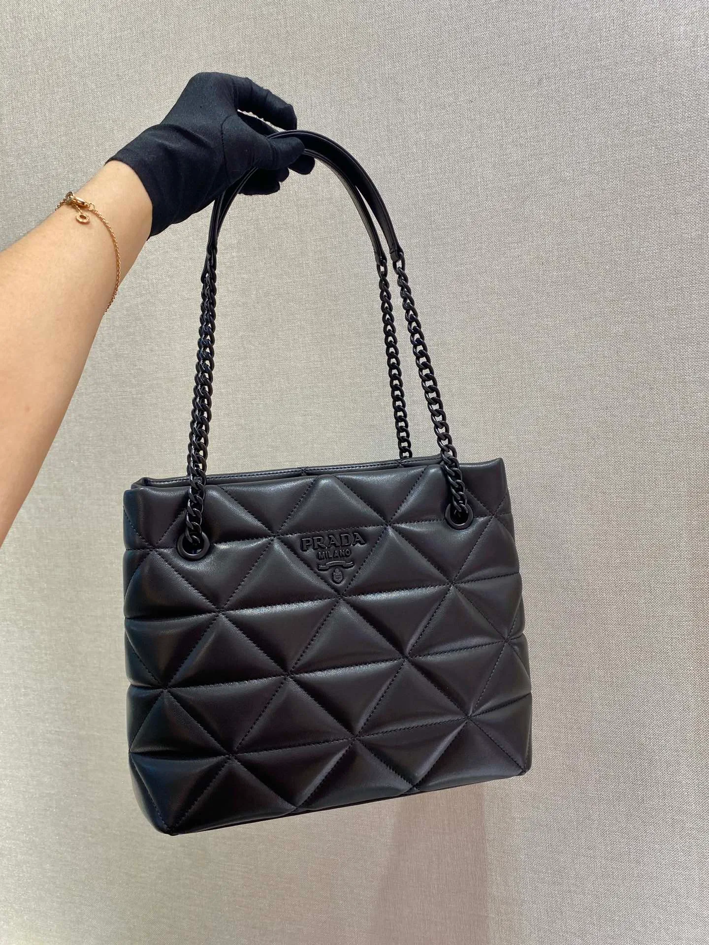 💰1900🎉New tote bag🎉1BG298, this 🙃 quilted nappa leather creates a romantic geometric pattern on this tote bag, and a metal logo decoration is like the finishing touch🎉🎉 Made of quilted nappa leather, sliding same-color metal chain shoulder strap with leather shoulder pad, two internal pockets, one of which is zippered, logo nylon lining, lightweight and stylish Length 26.5x Height 22x Bottom 14cm