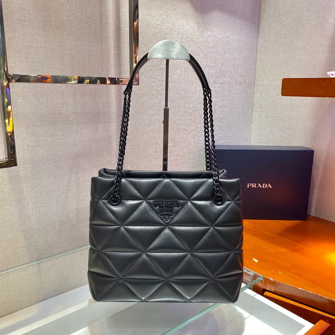 💰1900🎉New tote bag🎉1BG298, this 🙃 quilted nappa leather creates a romantic geometric pattern on this tote bag, and a metal logo decoration is like the finishing touch🎉🎉 Made of quilted nappa leather, sliding same-color metal chain shoulder strap with leather shoulder pad, two internal pockets, one of which is zippered, logo nylon lining, lightweight and stylish Length 26.5x Height 22x Bottom 14cm